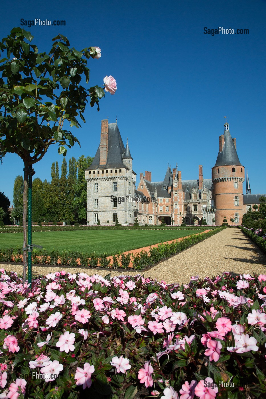 JARDINS A LA FRANCAISE DESSINES SUIVANT LES PLANS D'ANDRE LE NOTRE JARDINIER DU ROI LOUIS XIV, CHATEAU DE MAINTENON, EURE-ET-LOIR (28), FRANCE 
