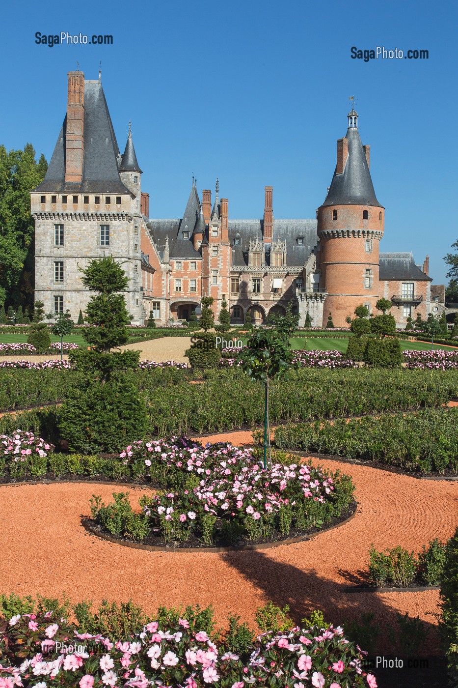JARDINS A LA FRANCAISE DESSINES SUIVANT LES PLANS D'ANDRE LE NOTRE JARDINIER DU ROI LOUIS XIV, CHATEAU DE MAINTENON, EURE-ET-LOIR (28), FRANCE 