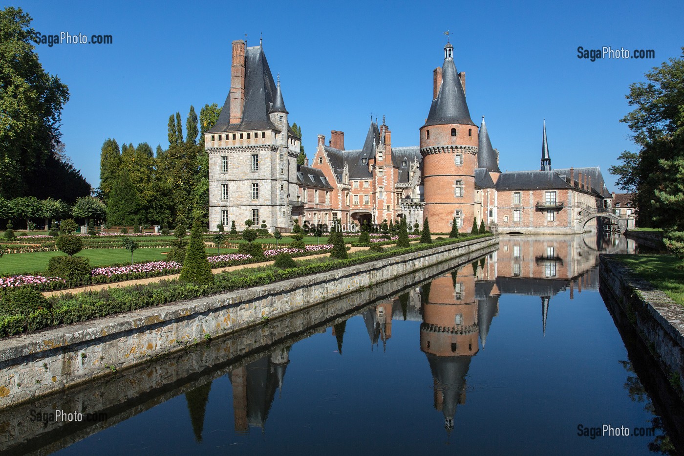 JARDINS A LA FRANCAISE DESSINES SUIVANT LES PLANS D'ANDRE LE NOTRE JARDINIER DU ROI LOUIS XIV, CHATEAU DE MAINTENON, EURE-ET-LOIR (28), FRANCE 