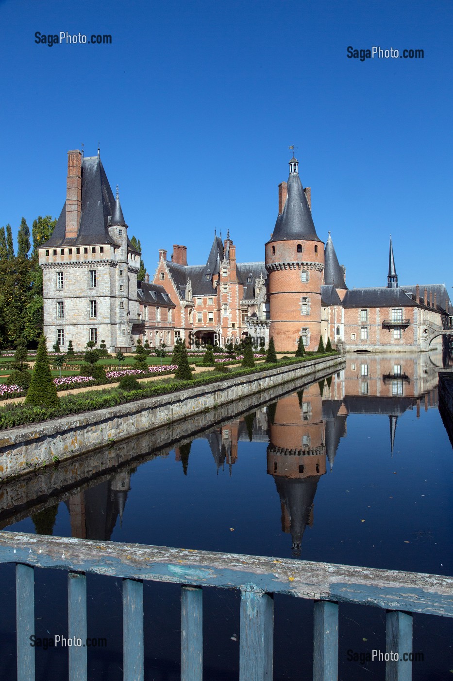 JARDINS A LA FRANCAISE DESSINES SUIVANT LES PLANS D'ANDRE LE NOTRE JARDINIER DU ROI LOUIS XIV, CHATEAU DE MAINTENON, EURE-ET-LOIR (28), FRANCE 