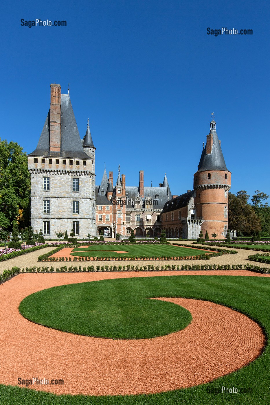 JARDINS A LA FRANCAISE DESSINES SUIVANT LES PLANS D'ANDRE LE NOTRE JARDINIER DU ROI LOUIS XIV, CHATEAU DE MAINTENON, EURE-ET-LOIR (28), FRANCE 