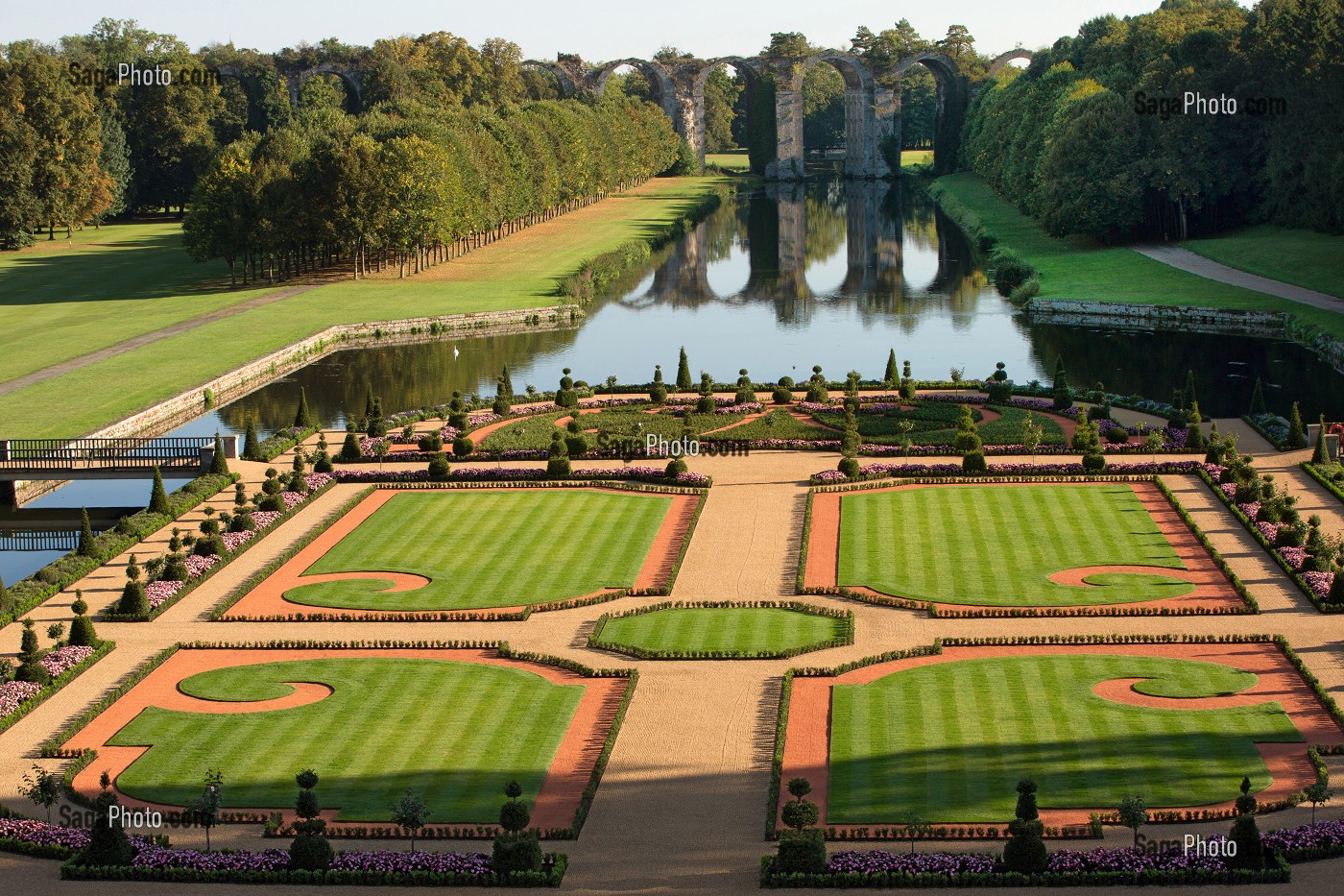 JARDINS A LA FRANCAISE DESSINES SUIVANT LES PLANS D'ANDRE LE NOTRE JARDINIER DU ROI LOUIS XIV, CHATEAU DE MAINTENON, EURE-ET-LOIR (28), FRANCE 