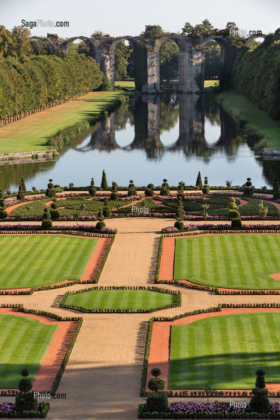 JARDINS A LA FRANCAISE DESSINES SUIVANT LES PLANS D'ANDRE LE NOTRE JARDINIER DU ROI LOUIS XIV, CHATEAU DE MAINTENON, EURE-ET-LOIR (28), FRANCE 