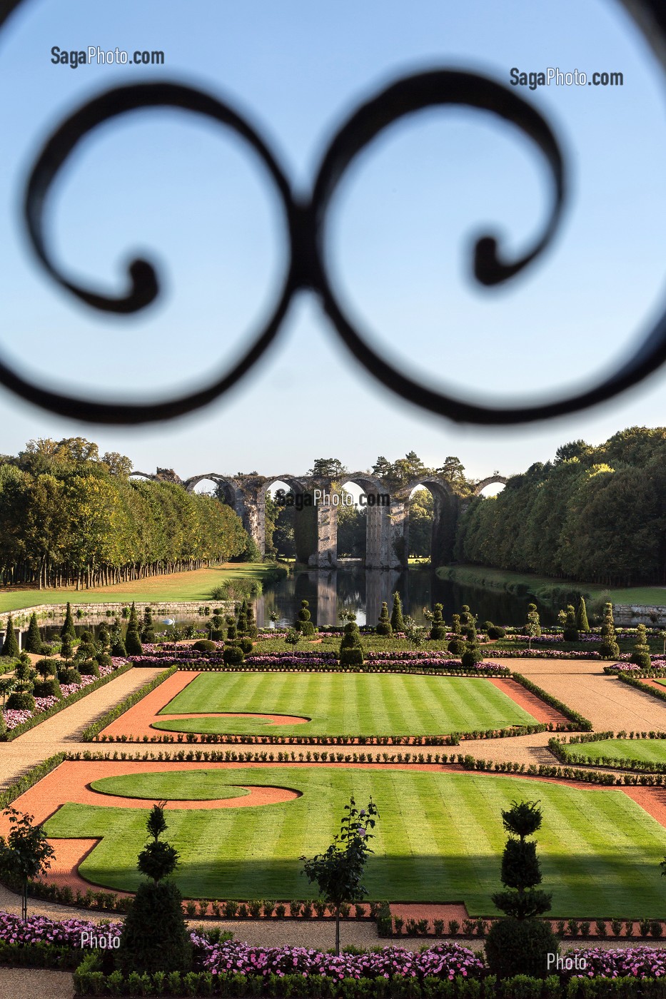 JARDINS A LA FRANCAISE DESSINES SUIVANT LES PLANS D'ANDRE LE NOTRE JARDINIER DU ROI LOUIS XIV, CHATEAU DE MAINTENON, EURE-ET-LOIR (28), FRANCE 