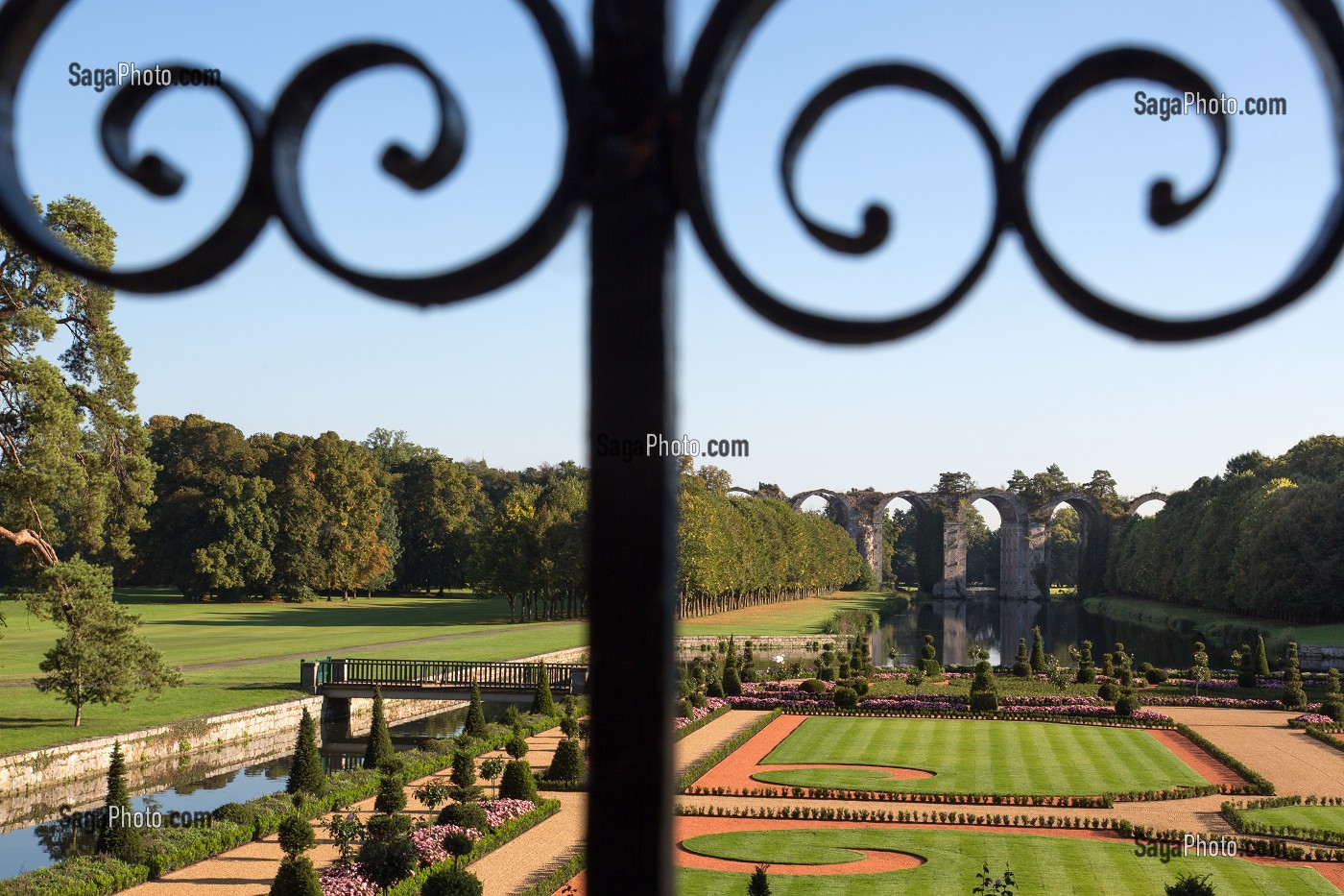 JARDINS A LA FRANCAISE DESSINES SUIVANT LES PLANS D'ANDRE LE NOTRE JARDINIER DU ROI LOUIS XIV, CHATEAU DE MAINTENON, EURE-ET-LOIR (28), FRANCE 