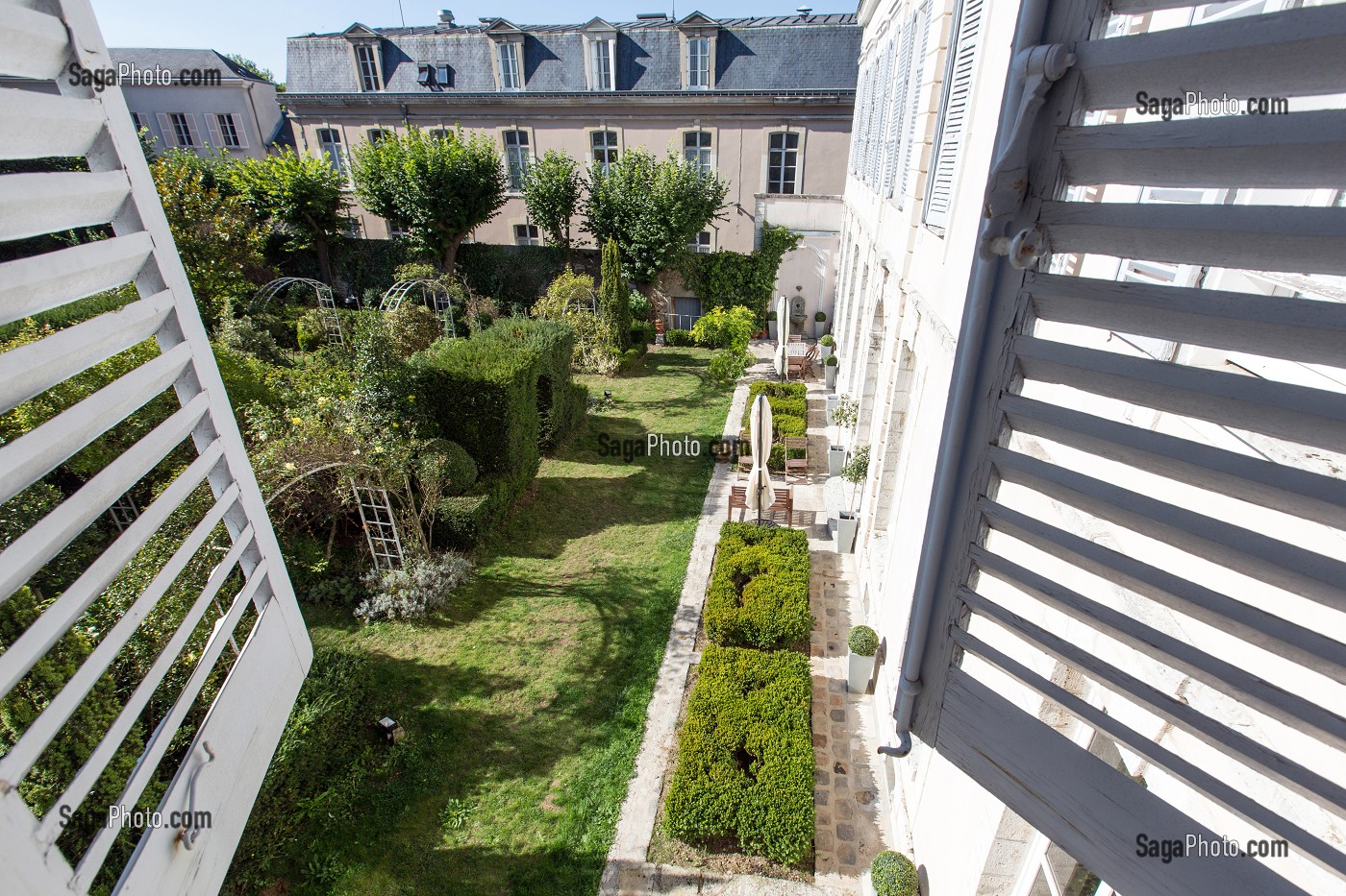 JARDIN PAYSAGER, CHAMBRE D'HOTE 'AILLEURS’ AMENAGEE DANS L’ANCIEN EVECHE DE CHARTRES, EURE-ET-LOIR (28), FRANCE 