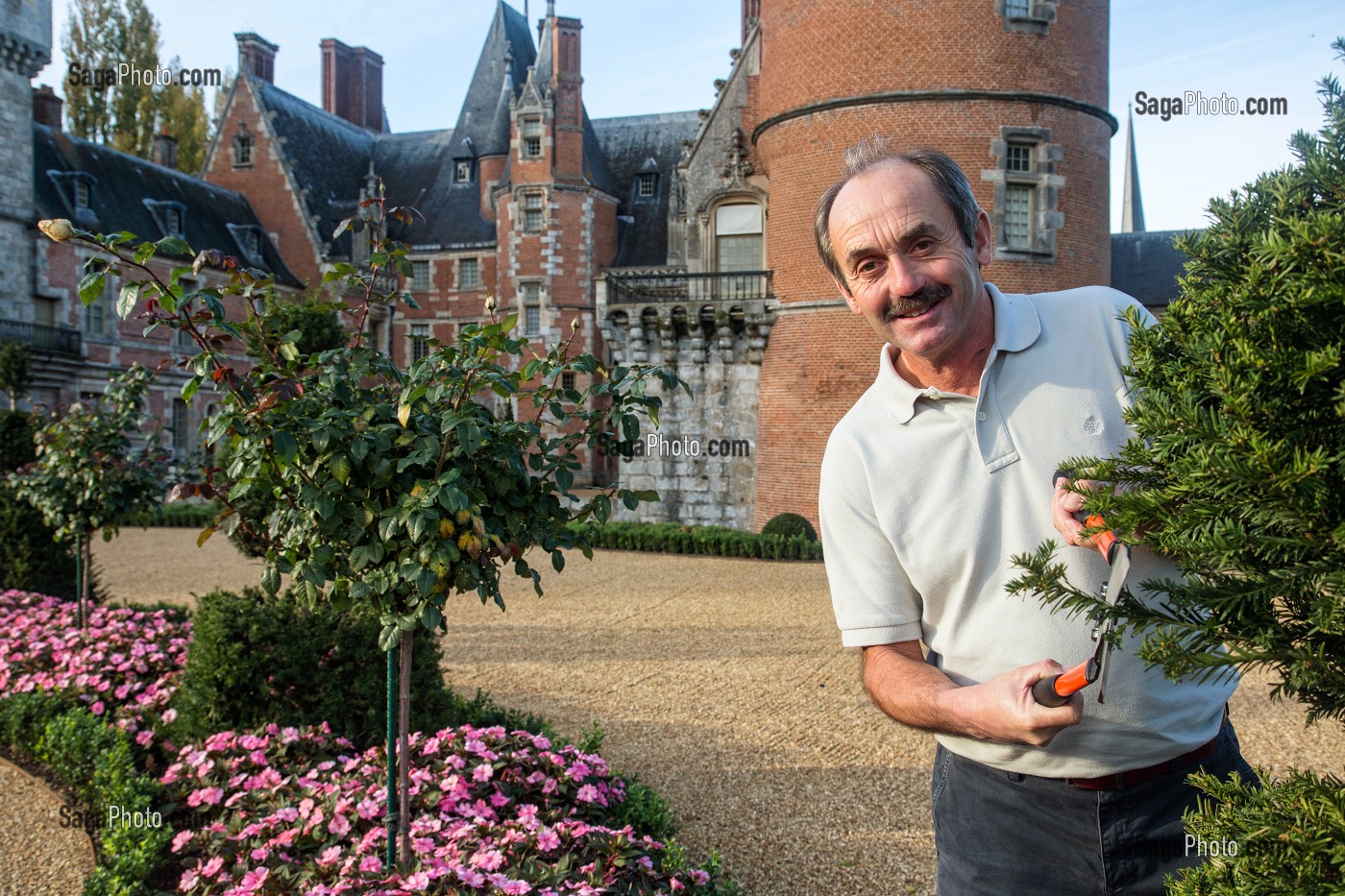 GILLES LOISEAU, RESPONSABLE DU SERVICE ESPACES VERTS DU CONSEIL GENERAL, DANS LE JARDIN LE NOTRE DU CHATEAU DE MAINTENON, EURE-ET-LOIR (28), FRANCE 