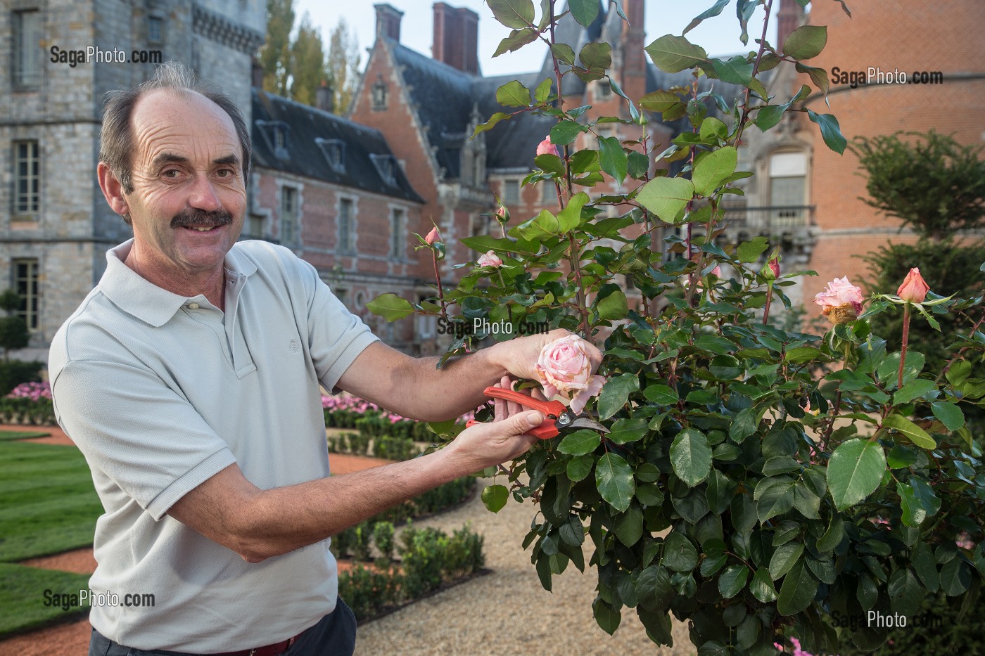 GILLES LOISEAU, RESPONSABLE DU SERVICE ESPACES VERTS DU CONSEIL GENERAL, DANS LE JARDIN LE NOTRE DU CHATEAU DE MAINTENON, EURE-ET-LOIR (28), FRANCE 