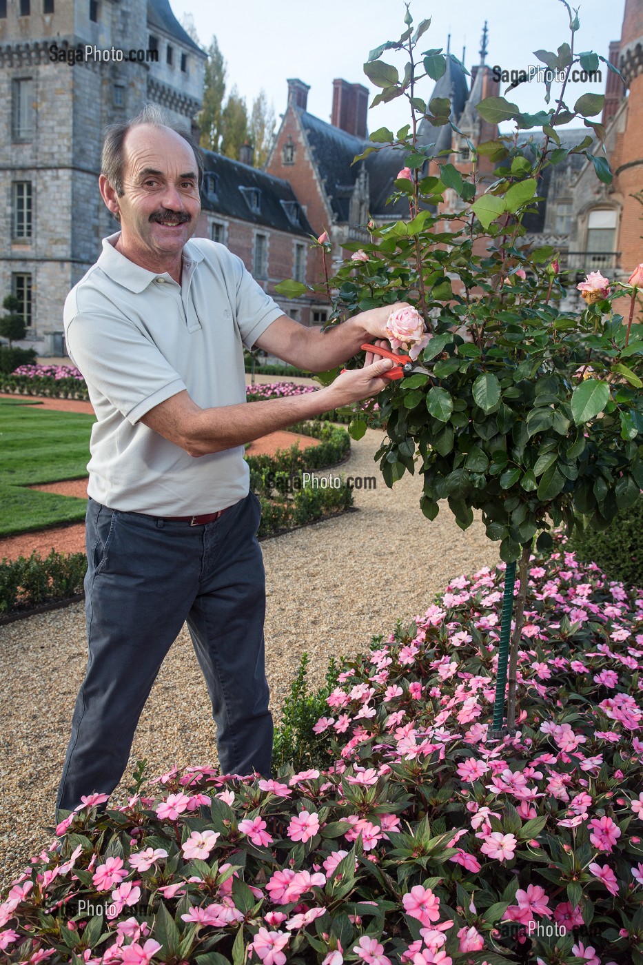 GILLES LOISEAU, RESPONSABLE DU SERVICE ESPACES VERTS DU CONSEIL GENERAL, DANS LE JARDIN LE NOTRE DU CHATEAU DE MAINTENON, EURE-ET-LOIR (28), FRANCE 