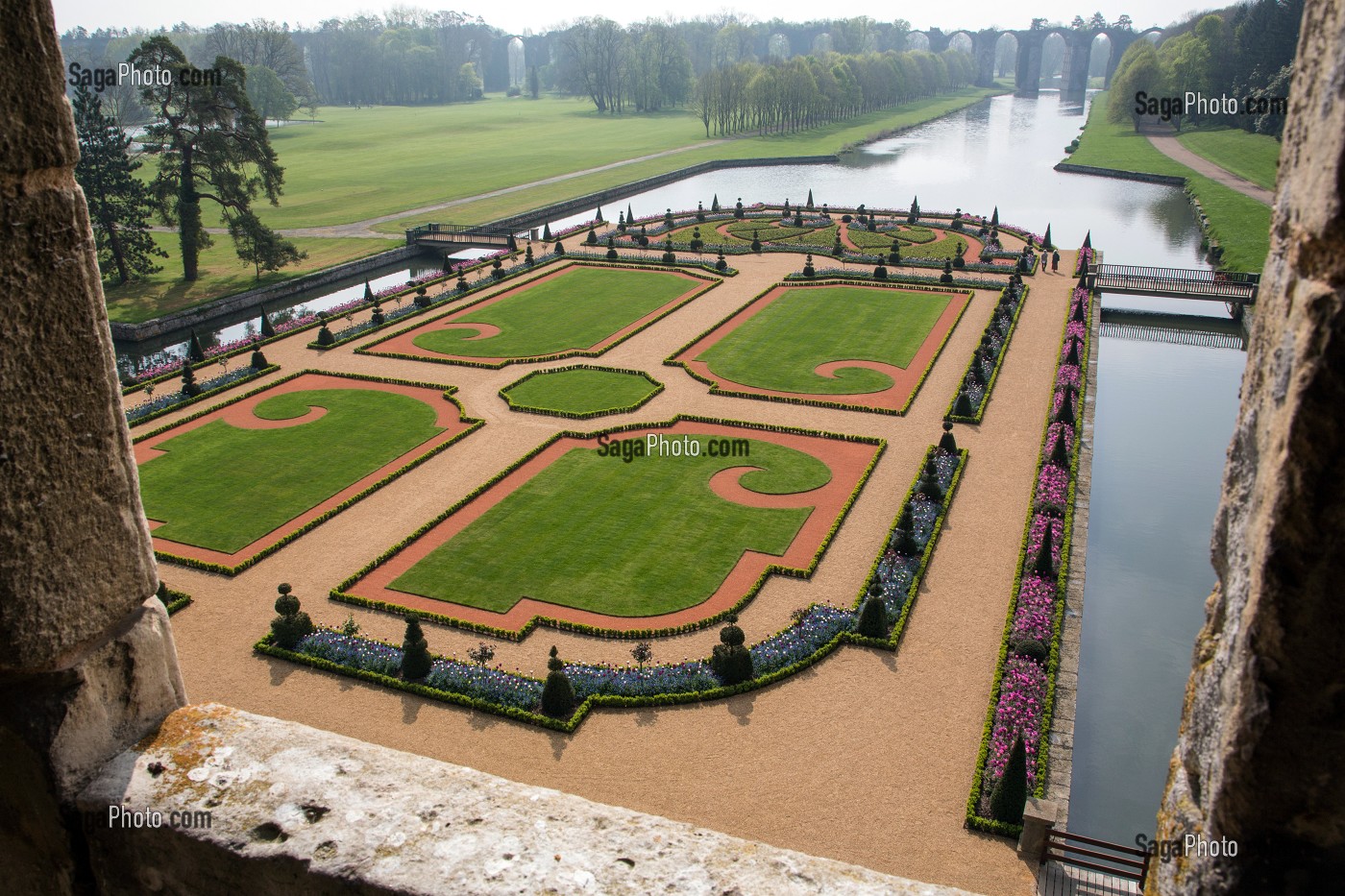LE CANAL ET LES BASSINS AVEC L'AQUEDUC VAUBAN ET LE JARDIN A LA FRANCAISE D'ANDRE LE NOTRE DEPUIS LE CHEMIN DE RONDE, CHATEAU DE MAINTENON, EURE-ET-LOIR (28), FRANCE 