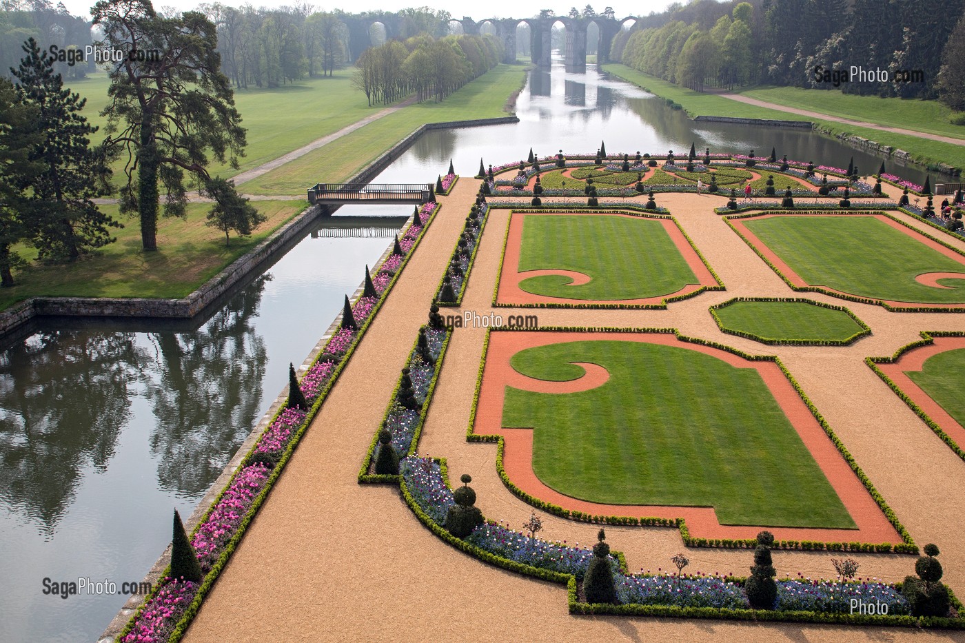 LE CANAL ET LES BASSINS AVEC L'AQUEDUC VAUBAN ET LE JARDIN A LA FRANCAISE D'ANDRE LE NOTRE, CHATEAU DE MAINTENON, EURE-ET-LOIR (28), FRANCE 