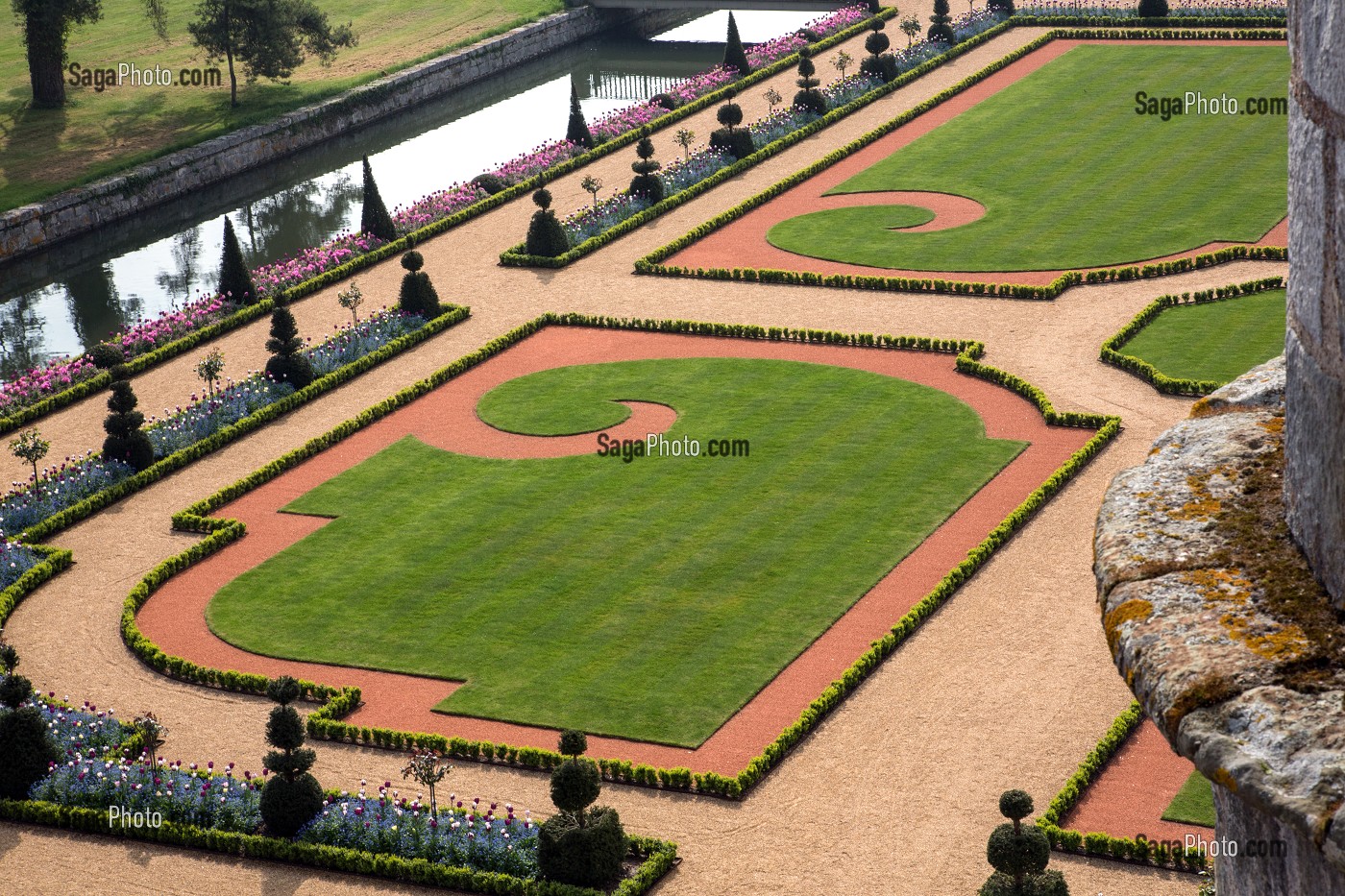LE CANAL ET LE JARDIN A LA FRANCAISE D'ANDRE LE NOTRE DEPUIS LE CHEMIN DE RONDE, CHATEAU DE MAINTENON, EURE-ET-LOIR (28), FRANCE 