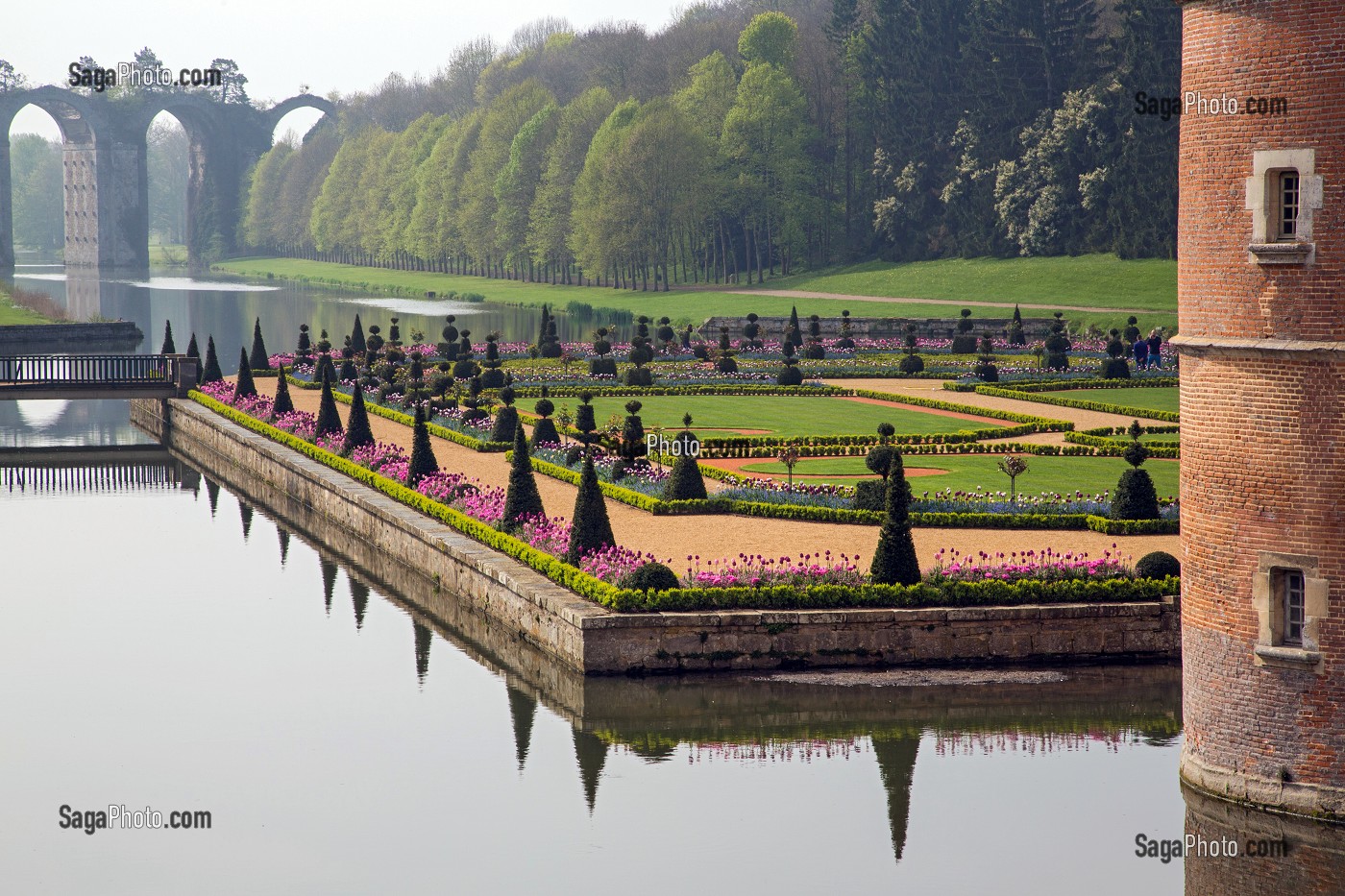 LE CANAL ET LES BASSINS AVEC L'AQUEDUC VAUBAN ET LE JARDIN A LA FRANCAISE D'ANDRE LE NOTRE, CHATEAU DE MAINTENON, EURE-ET-LOIR (28), FRANCE 