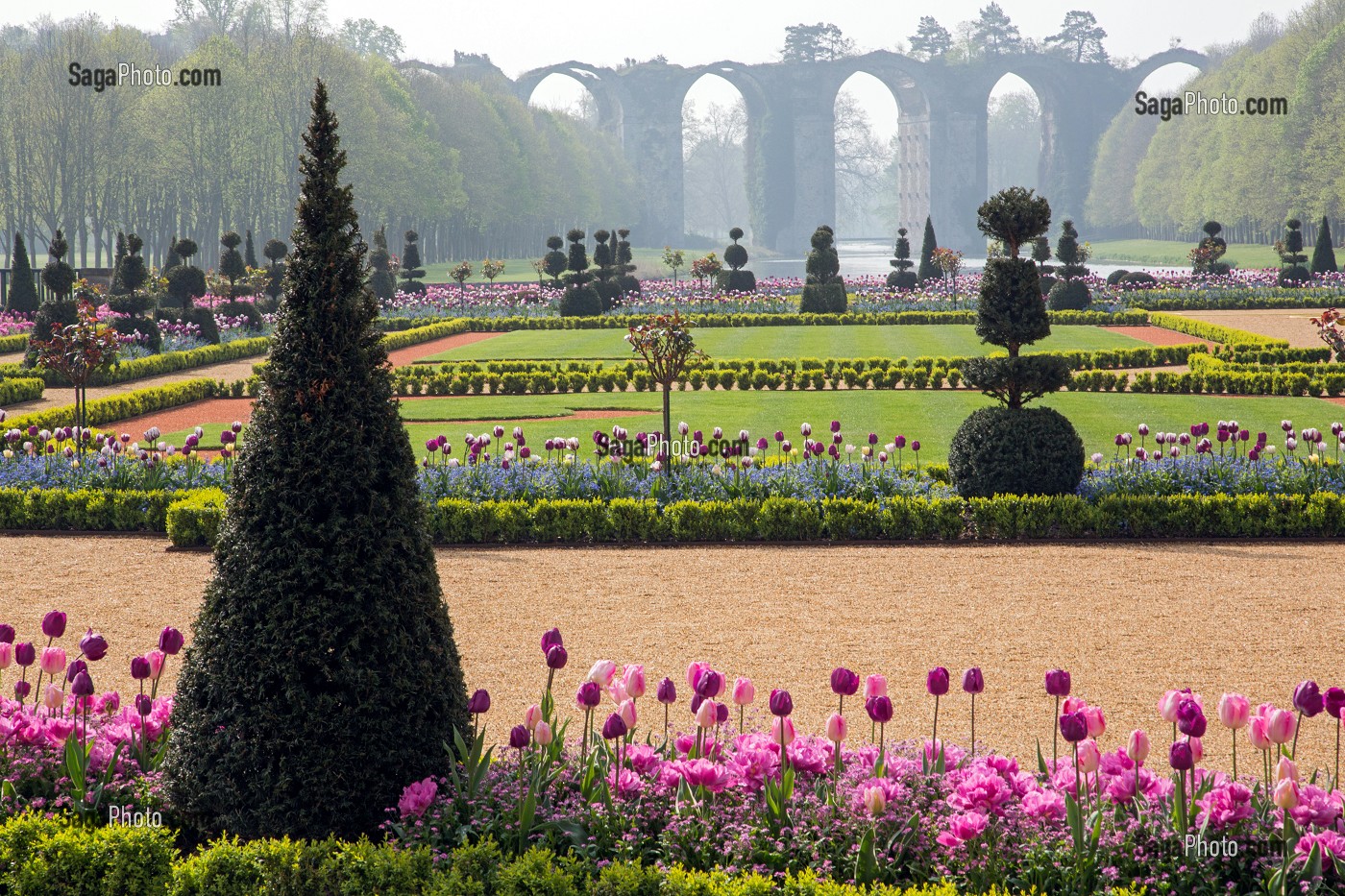 LES TULIPES DU PRINTEMPS ET L'AQUEDUC VAUBAN, JARDINS A LA FRANCAISE REALISES EN 2013 SUIVANT LES PLANS D'EPOQUE D'ANDRE LE NOTRE COMMANDE PAR LOUIS XIV POUR FRANCOISE D'AUBIGNE, CHATEAU DE MAINTENON, EURE-ET-LOIR (28), FRANCE 