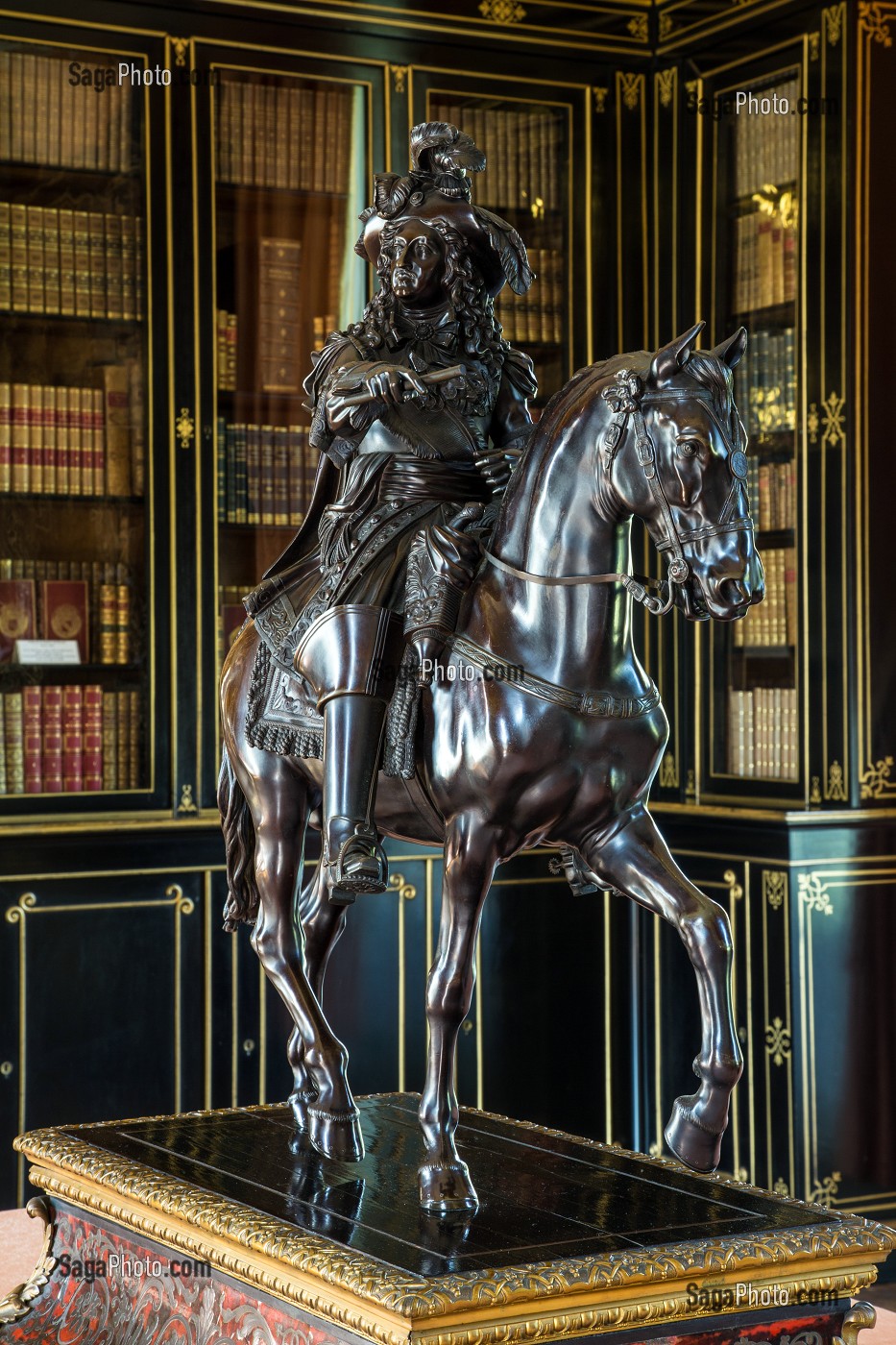 STATUE EQUESTRE EN BRONZE DU ROI DE FRANCE LOUIS XIV DANS LA BIBLIOTHEQUE, CHATEAU DE MAINTENON, EURE-ET-LOIR (28), FRANCE 