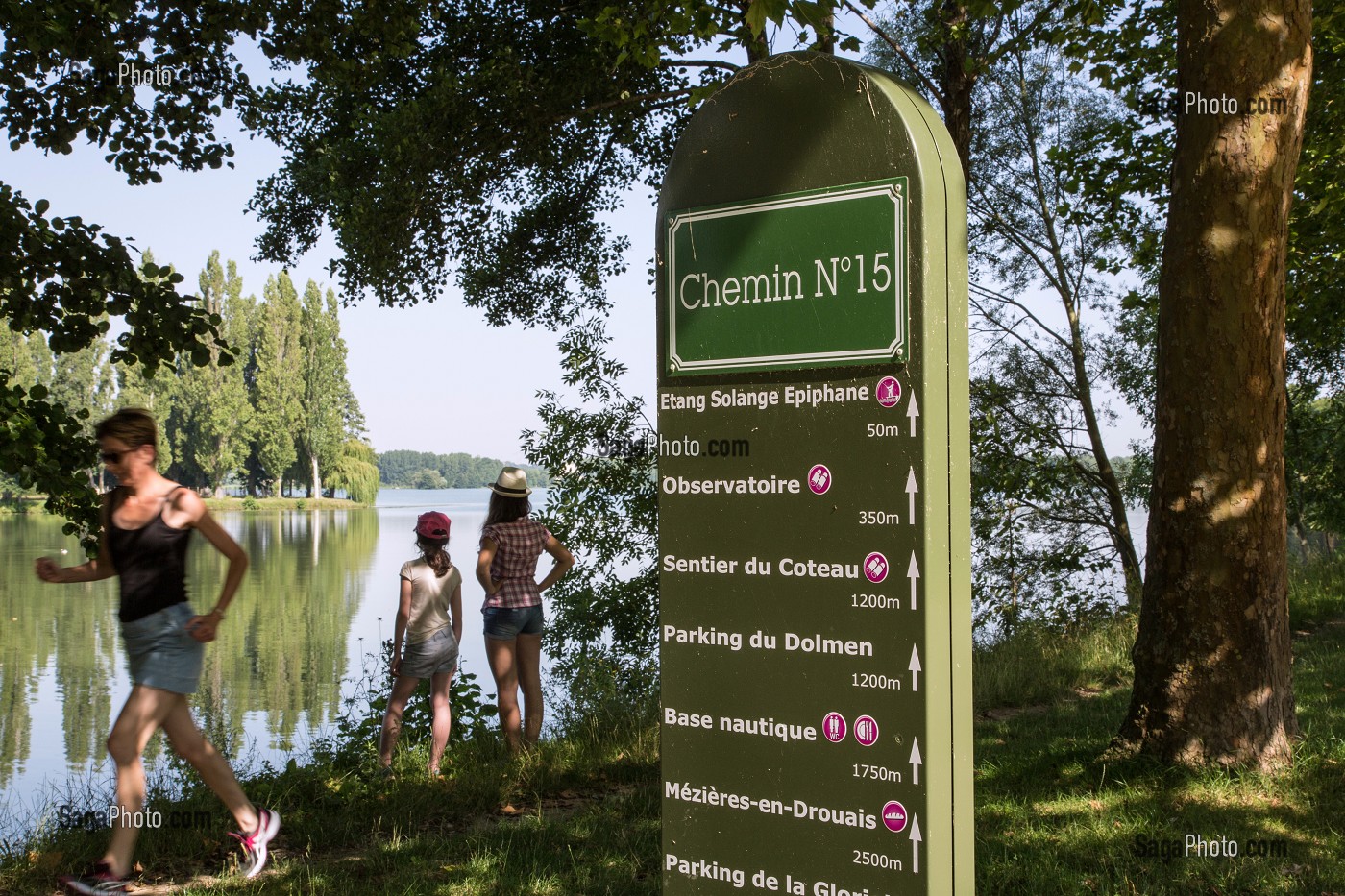 CHEMIN BALISE POUR LES BALADES NATURE AUTOUR DU PLAN D'EAU DE MEZIERES-ECLUZELLES, MEZIERES-EN-DROUAIS, EURE-ET-LOIR (28), FRANCE 