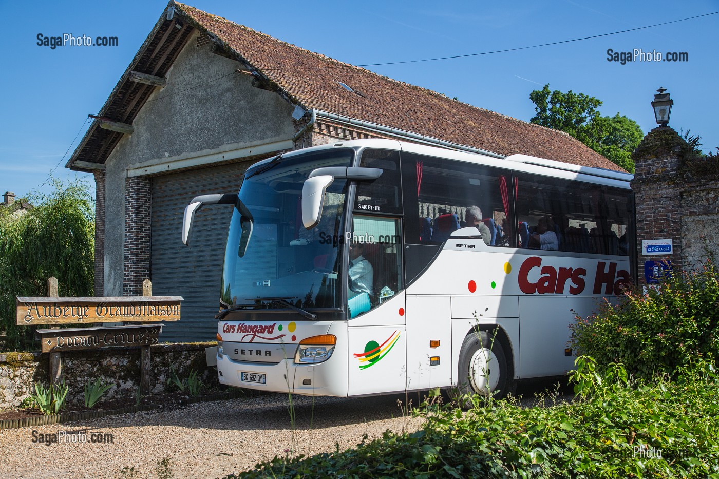 CAR DE GROUPE SORTANT DU COCHON GRILLE A L'AUBERGE GRAND'MAISON, MEAUCE, EURE-ET-LOIR (28), FRANCE 