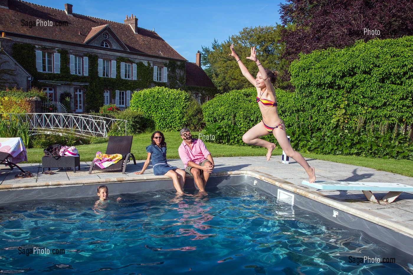 FAMILLE A LA PISCINE DE LA CHAMBRE D'HOTES DE L'AUBERGE GRAND'MAISON, MEAUCE, EURE-ET-LOIR (28), FRANCE 
