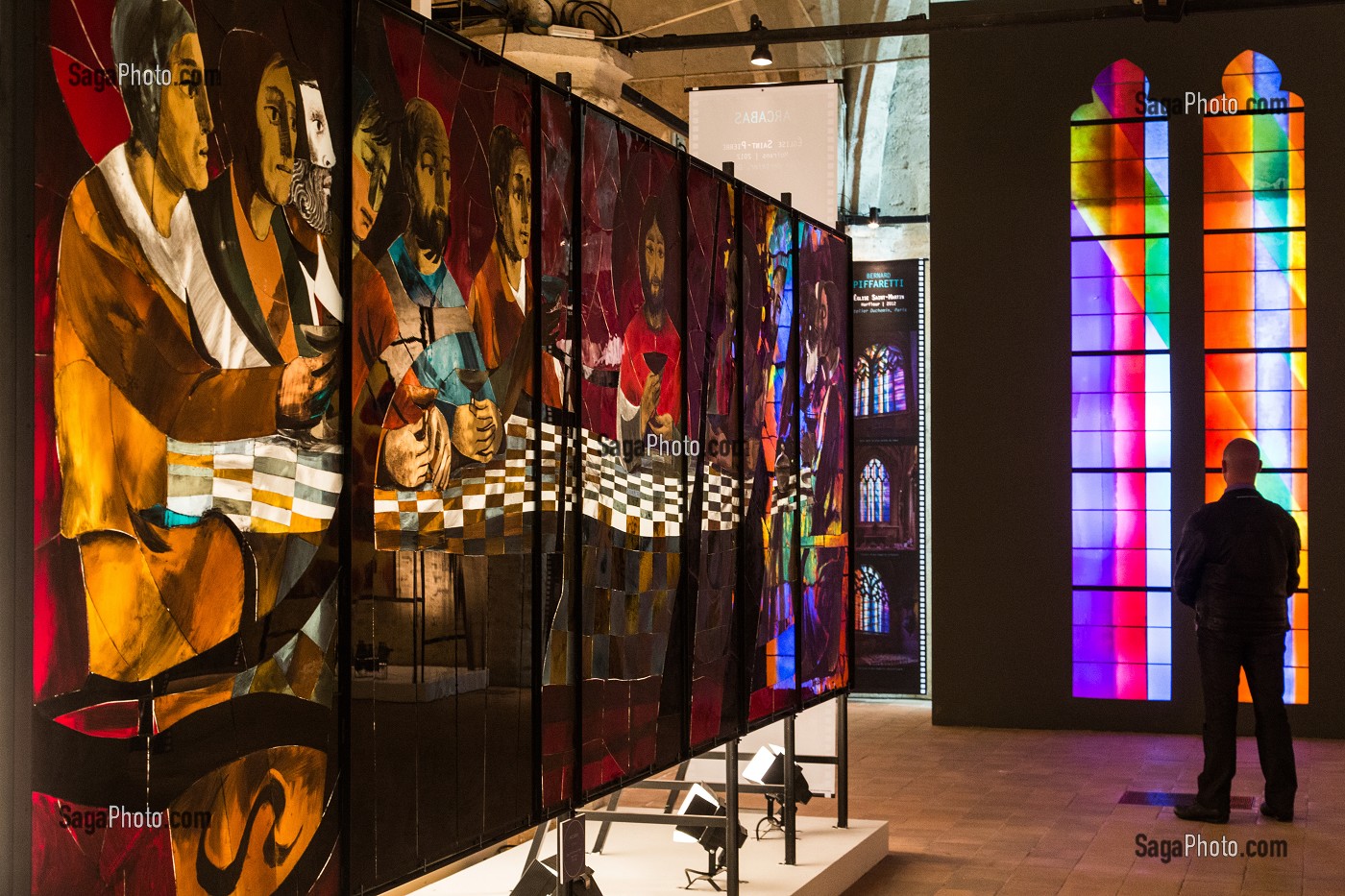 ARCABAS, 'LA CENE' POUR L'EGLISE NOTRE-DAME-DES-NEIGES DE L'ALPE D'HUEZ, EXPOSITION DE VITRAUX FRANCAIS CONTEMPORAINS 'LES PEINTRES ET LE VITRAIL, CENTRE INTERNATIONAL DU VITRAIL (CIV), CHARTRES, EURE-ET-LOIR (28), FRANCE 