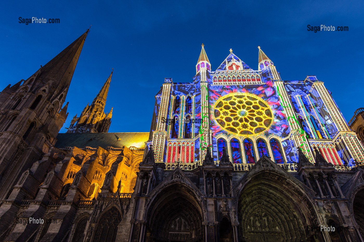 ILLUMINATION DU PORTAIL SUD, NOUVELLE SCENOGRAPHIE DE LA CATHEDRALE NOTRE-DAME POUR LE SPECTACLE DE NUIT 'CHARTRES EN LUMIERES', CHARTRES, EURE-ET-LOIR (28), FRANCE 