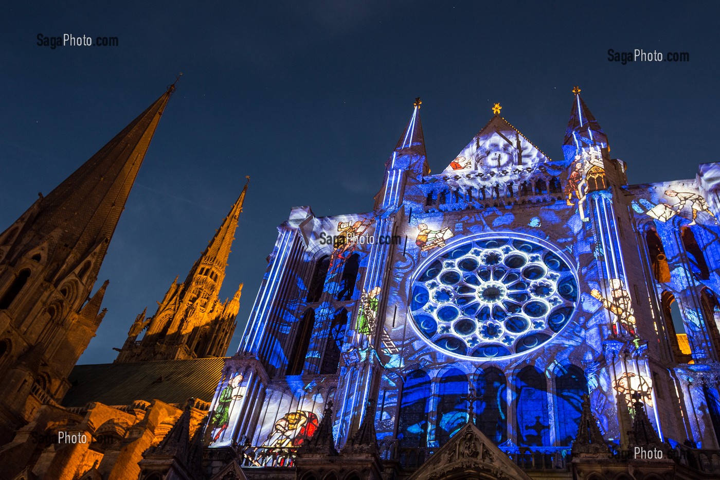 ILLUMINATION DU PORTAIL-SUD, NOUVELLE SCENOGRAPHIE DE LA CATHEDRALE NOTRE-DAME POUR LE SPECTACLE DE NUIT 'CHARTRES EN LUMIERES', CHARTRES, EURE-ET-LOIR (28), FRANCE 