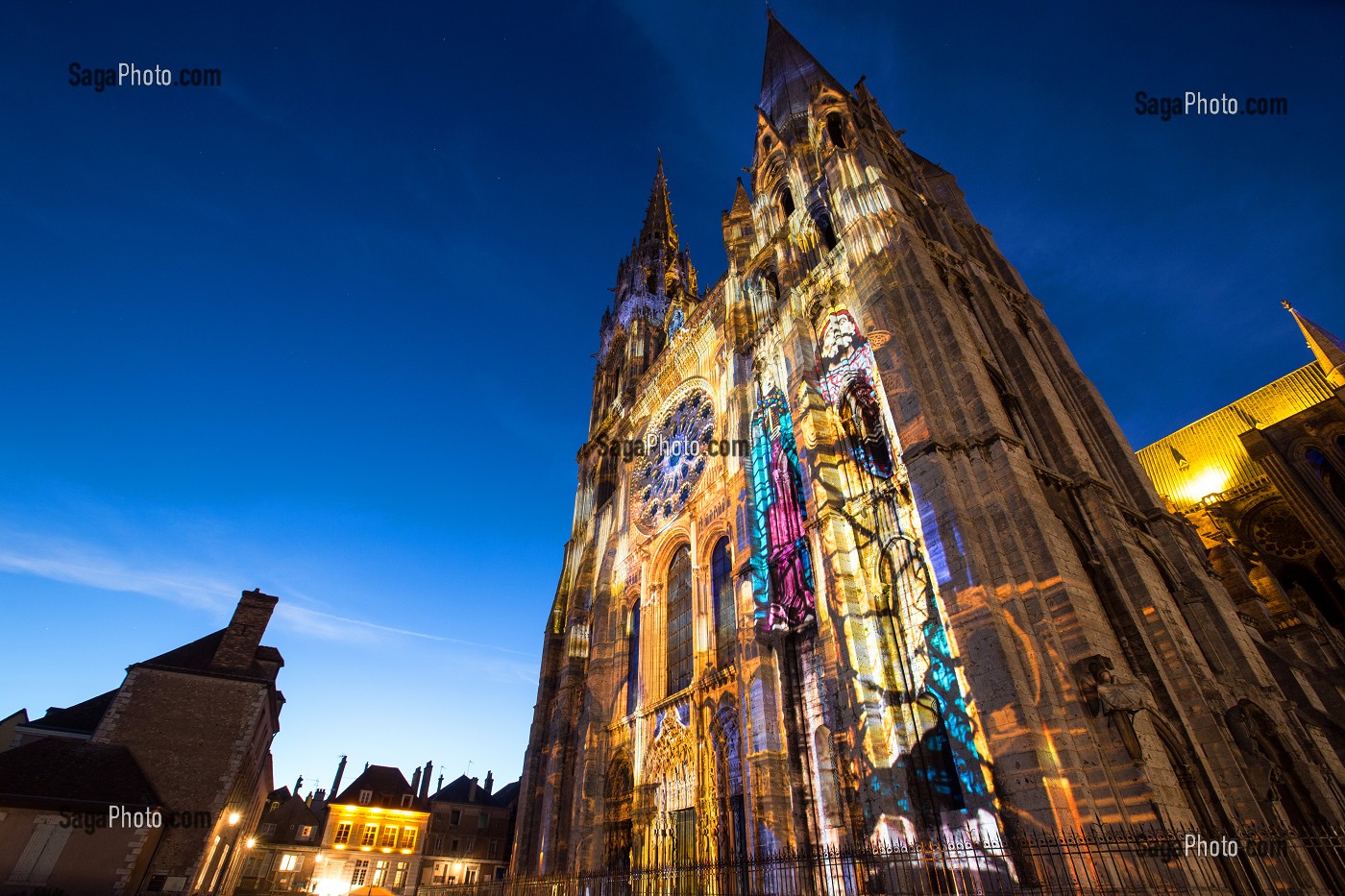 ILLUMINATION DU PORTAIL ROYAL, NOUVELLE SCENOGRAPHIE DE LA CATHEDRALE NOTRE-DAME POUR LE SPECTACLE DE NUIT 'CHARTRES EN LUMIERES', CHARTRES, EURE-ET-LOIR (28), FRANCE 