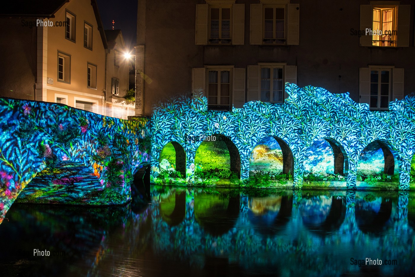 ILLUMINATION DES LAVOIRS SUR LA RIVIERE L'EURE EN BASSE-VILLE, NOUVELLE SCENOGRAPHIE DU SPECTACLE DE NUIT 'CHARTRES EN LUMIERES', CHARTRES, EURE-ET-LOIR (28), FRANCE 