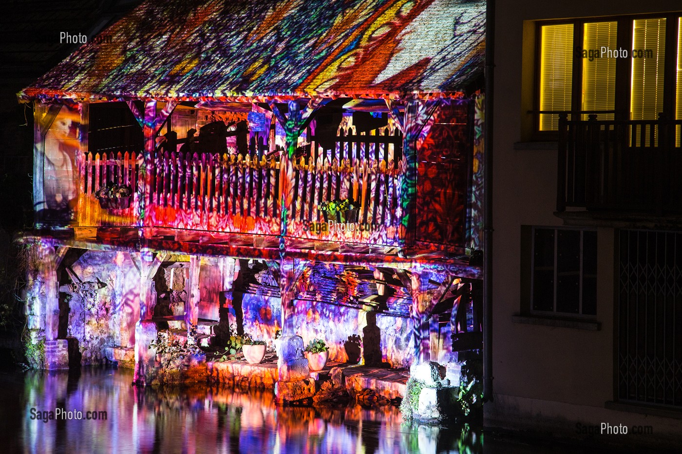 ILLUMINATION DES LAVOIRS SUR LA RIVIERE L'EURE EN BASSE-VILLE, NOUVELLE SCENOGRAPHIE DU SPECTACLE DE NUIT 'CHARTRES EN LUMIERES', CHARTRES, EURE-ET-LOIR (28), FRANCE 