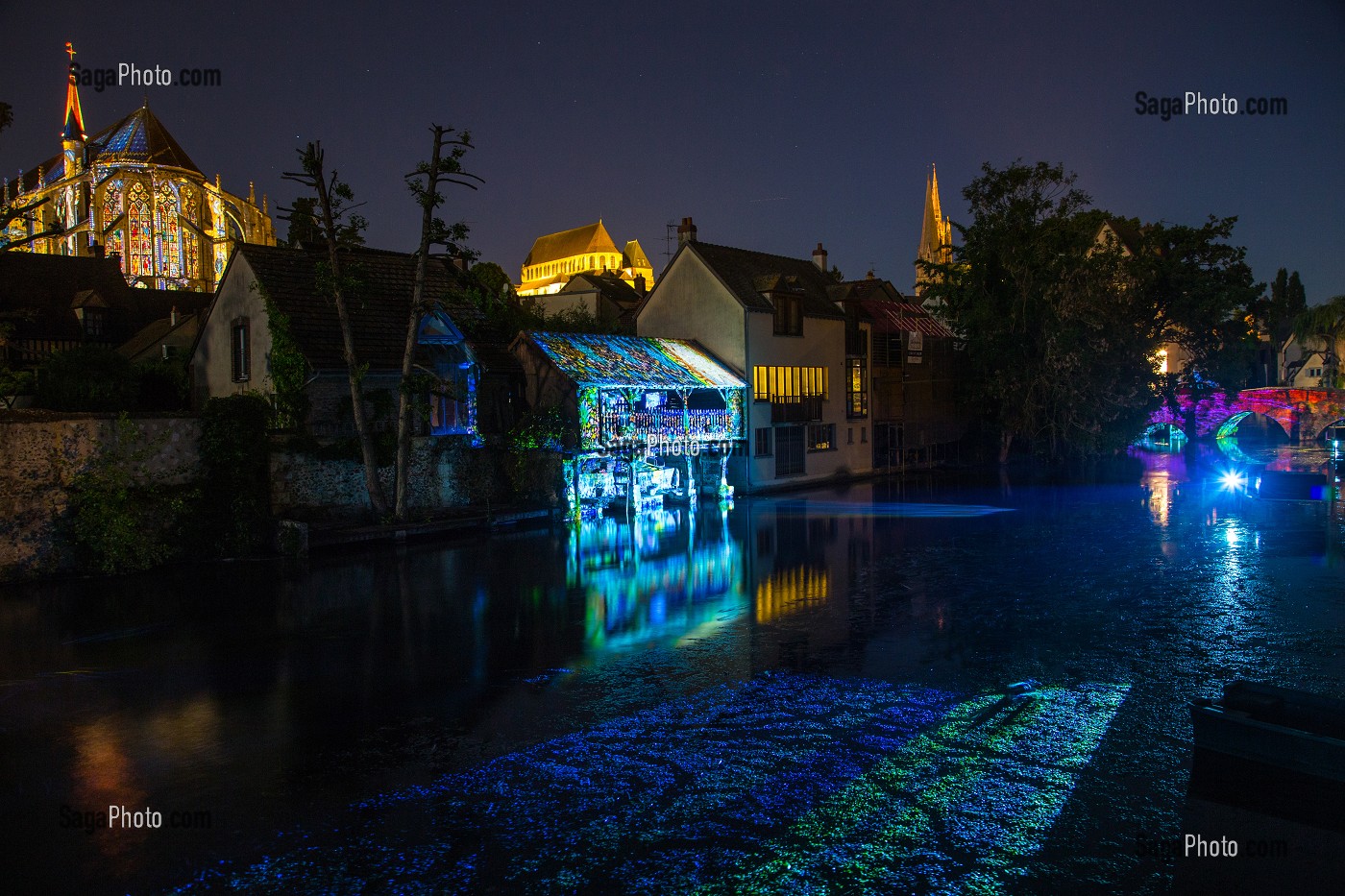 ILLUMINATION DES LAVOIRS SUR LA RIVIERE L'EURE EN BASSE-VILLE, NOUVELLE SCENOGRAPHIE DU SPECTACLE DE NUIT 'CHARTRES EN LUMIERES', CHARTRES, EURE-ET-LOIR (28), FRANCE 