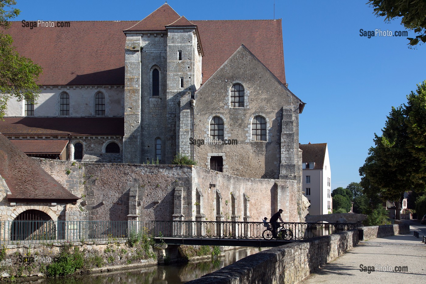 CYCLISTES SUR LE PONT DEVANT L'EGLISE SAINT-ANDRE, CHARTRES, EURE-ET-LOIR (28), FRANCE 