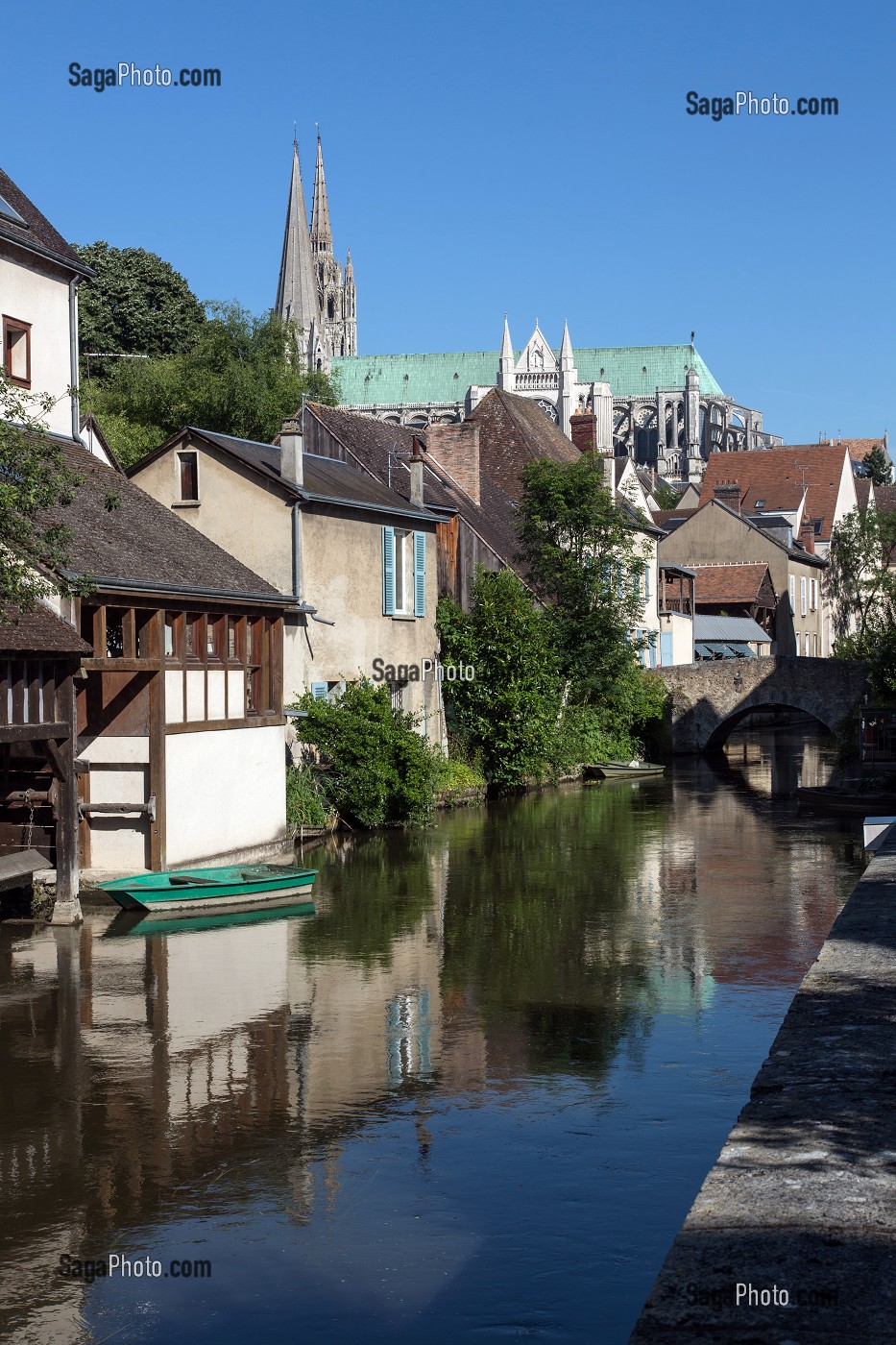 RIVIERE L'EURE EN BASSE-VILLE AVEC LA CATHEDRALE NOTRE-DAME, CHARTRES, EURE-ET-LOIR (28), FRANCE 