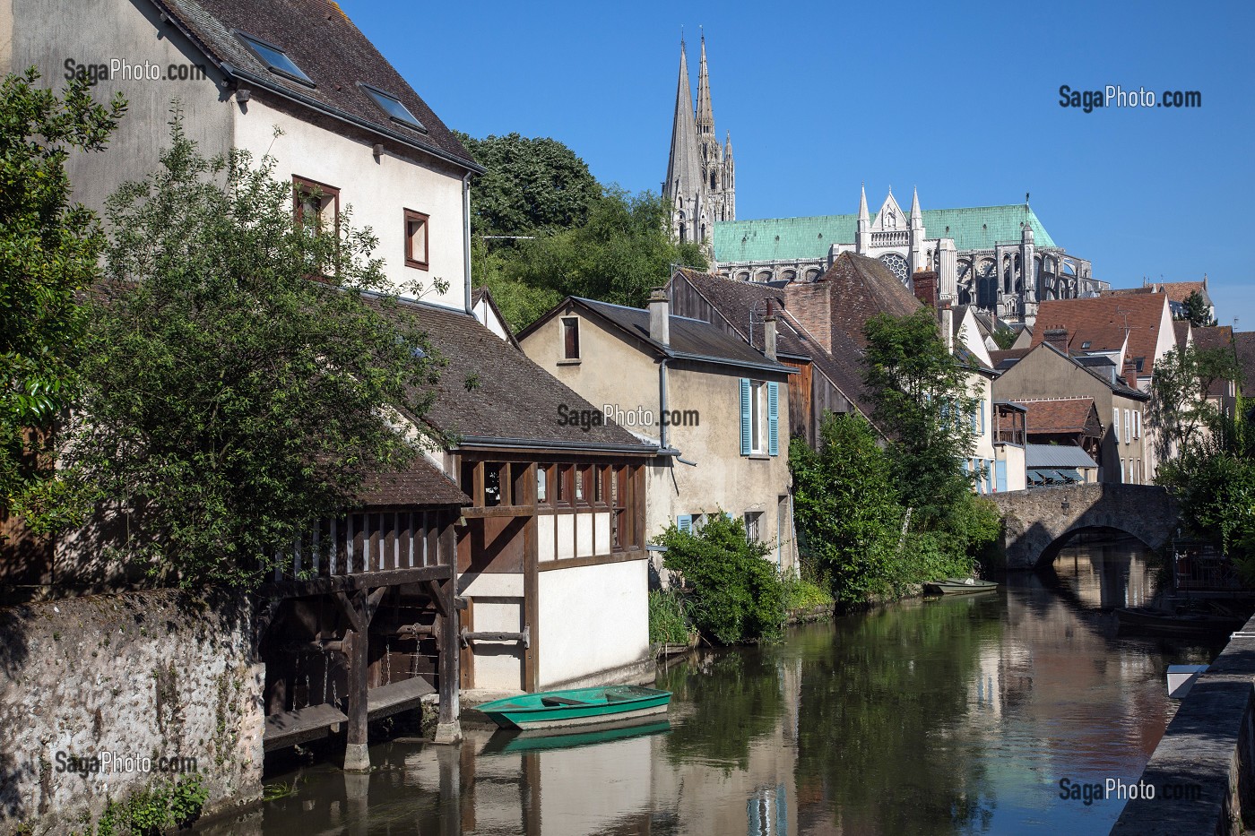 RIVIERE L'EURE EN BASSE-VILLE AVEC LA CATHEDRALE NOTRE-DAME, CHARTRES, EURE-ET-LOIR (28), FRANCE 