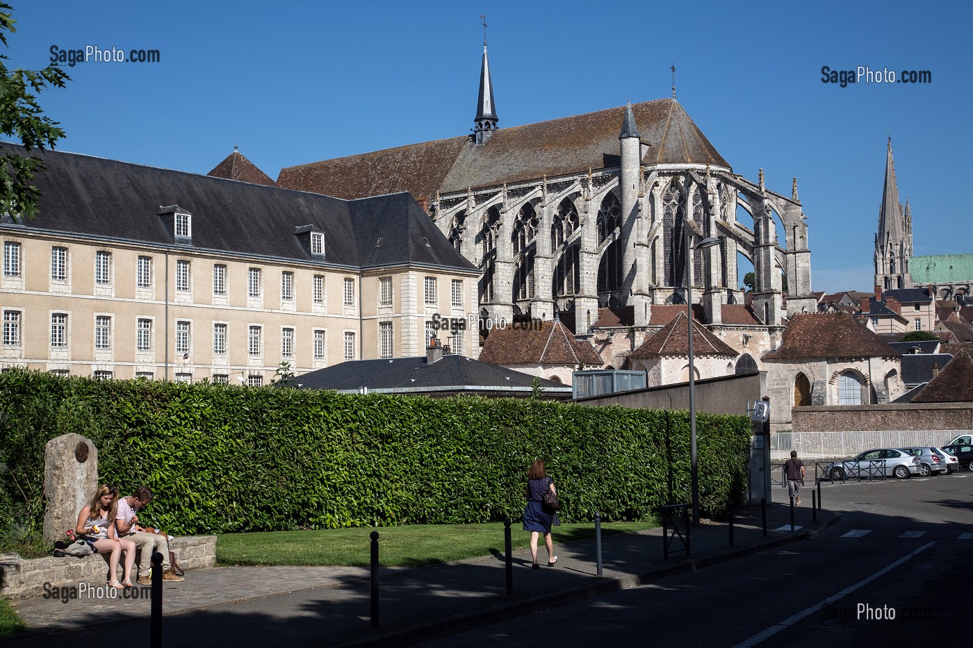 ETUDIANTS DEVANT LE LYCEE MARCEAU ET EGLISE SAINT-PIERRE, CHARTRES, EURE-ET-LOIR (28), FRANCE 