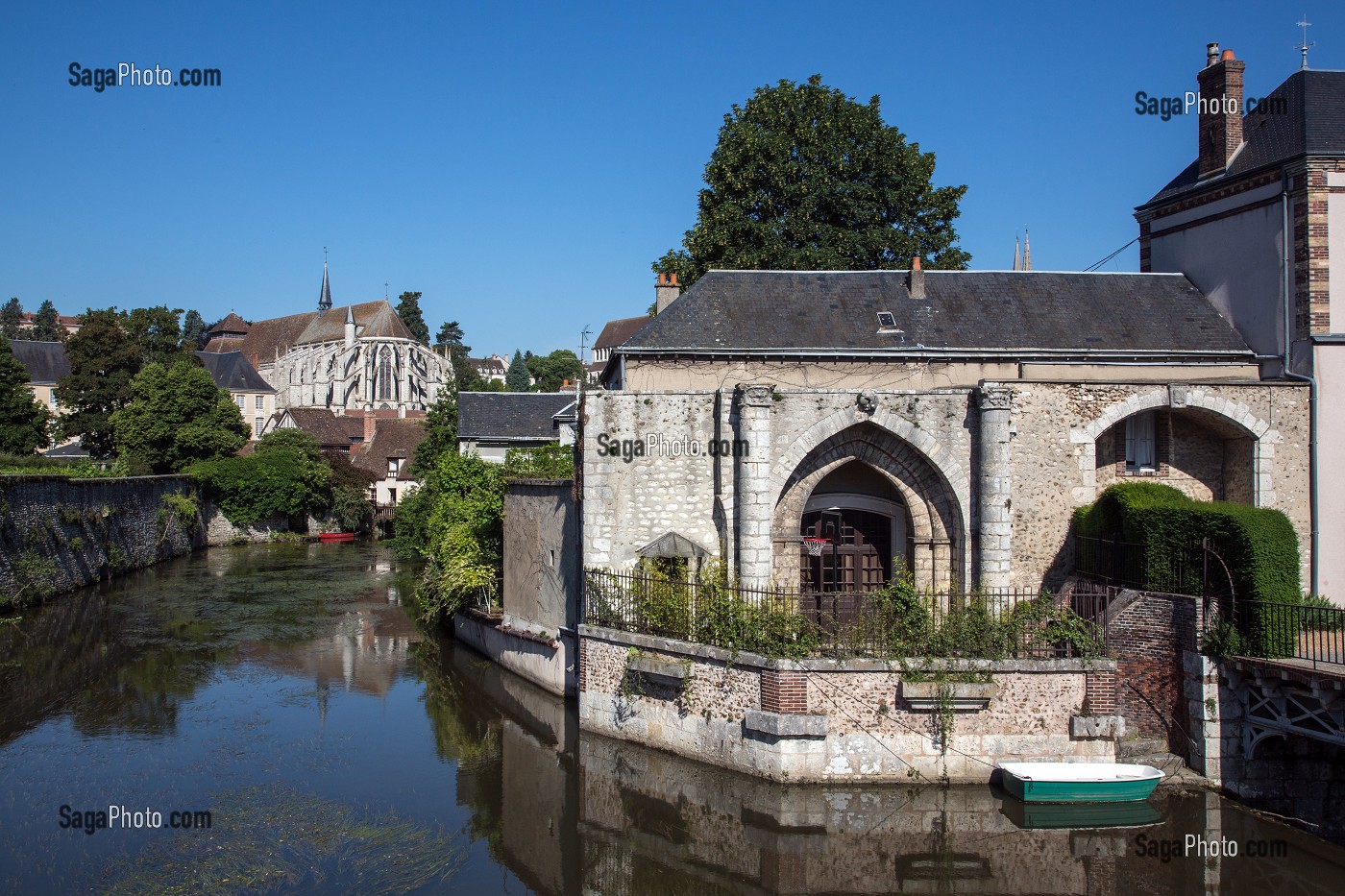 BORDS DE L'EURE EN BASSE VILLE AVEC L'EGLISE SAINT-PIERRE, CHARTRES, EURE-ET-LOIR (28), FRANCE 