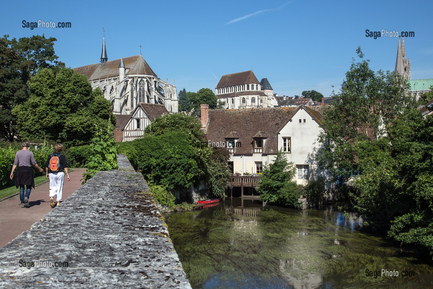 BALADE DANS LE PARC DES BORDS DE L'EURE EN BASSE VILLE AVEC LA CATHEDRALE NOTRE-DAME ET L'EGLISE SAINT-PIERRE EN FOND, CHARTRES, EURE-ET-LOIR (28), FRANCE 