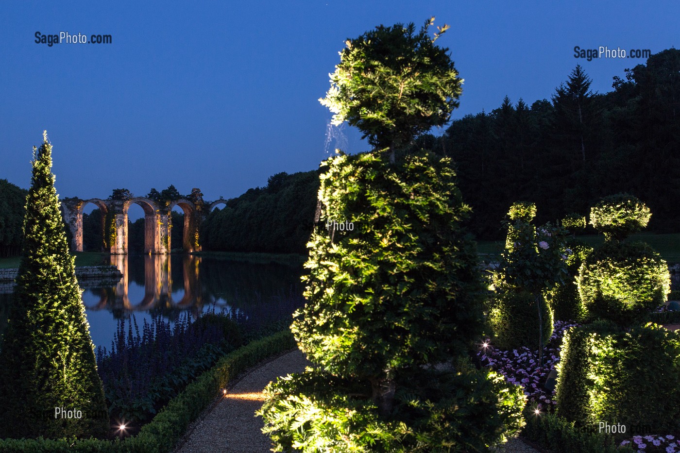 ILLUMINATION A LA TOMBEE DE LA NUIT DES JARDINS A LA FRANCAISE D'ANDRE LE NOTRE, CHATEAU DE MAINTENON, EURE-ET-LOIR (28), FRANCE 