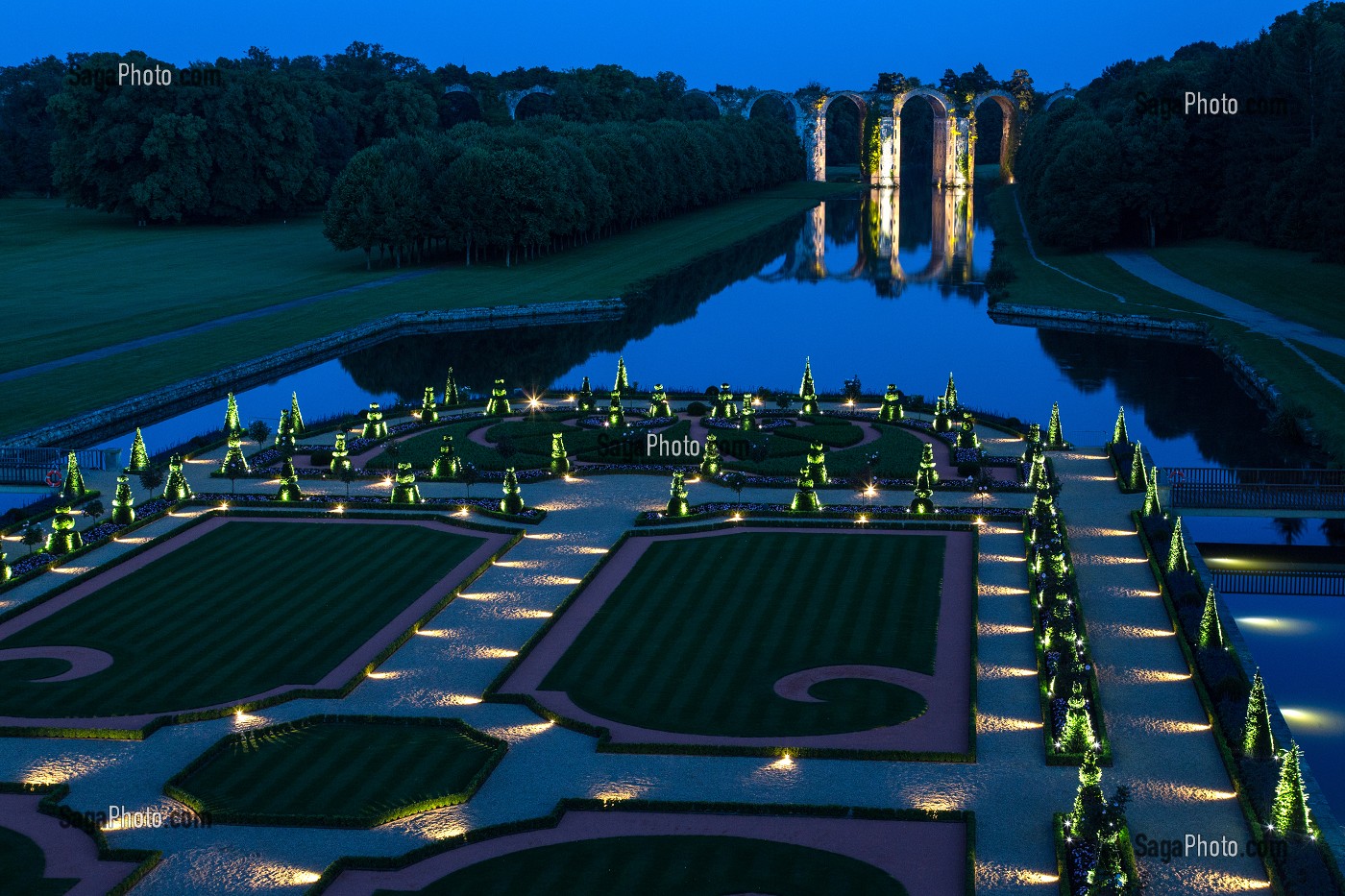 ILLUMINATION A LA TOMBEE DE LA NUIT DES JARDINS A LA FRANCAISE D'ANDRE LE NOTRE, CHATEAU DE MAINTENON, EURE-ET-LOIR (28), FRANCE 