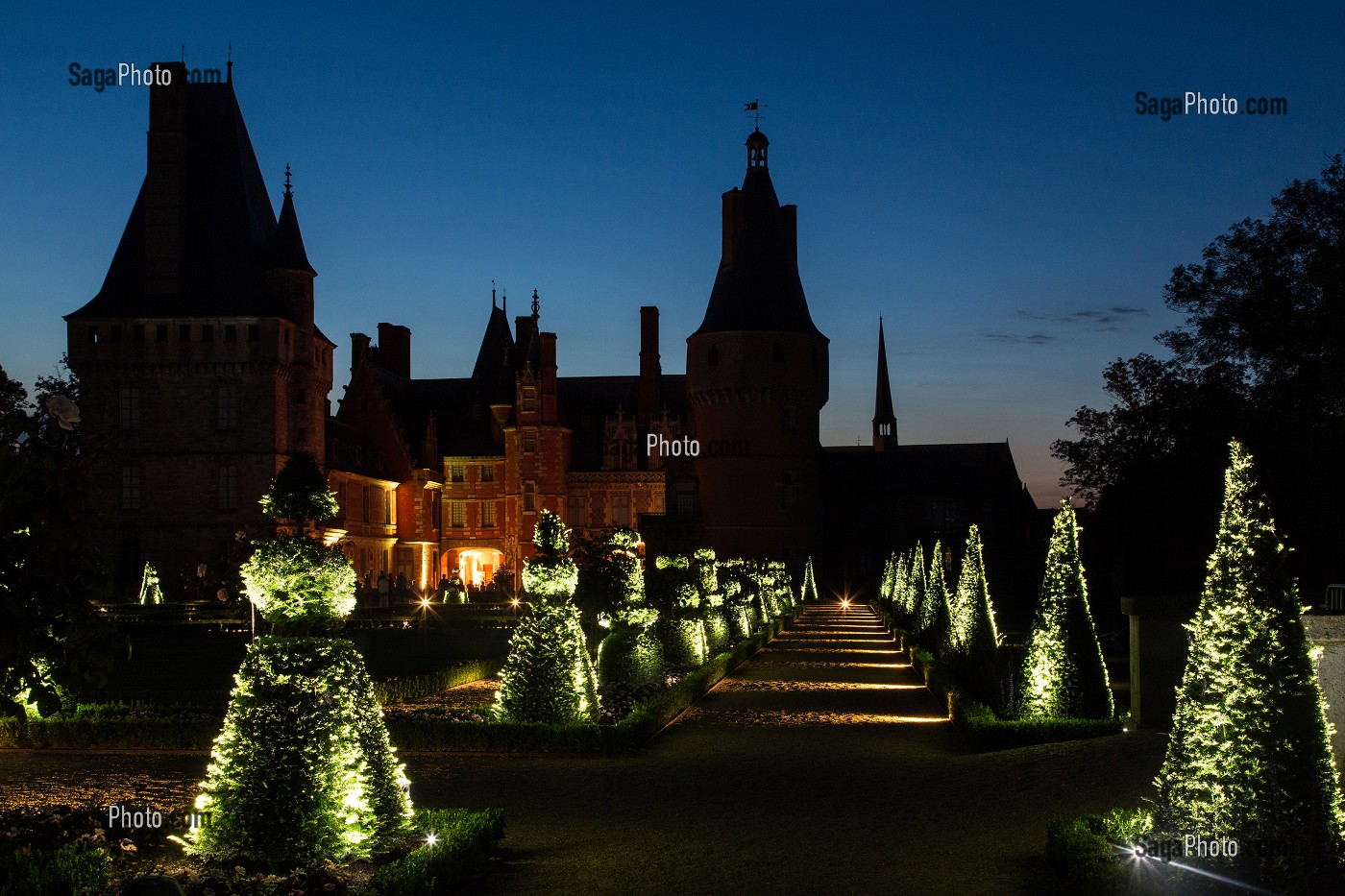 ILLUMINATION A LA TOMBEE DE LA NUIT DES JARDINS A LA FRANCAISE D'ANDRE LE NOTRE, CHATEAU DE MAINTENON, EURE-ET-LOIR (28), FRANCE 