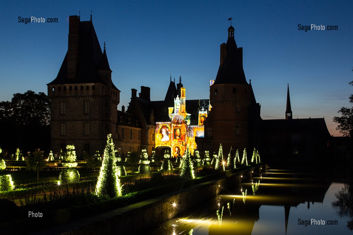 ILLUMINATION DES JARDINS A LA FRANCAISE D'ANDRE LE NOTRE ET SPECTACLE SONS ET LUMIERE, CHATEAU DE MAINTENON, EURE-ET-LOIR (28), FRANCE 