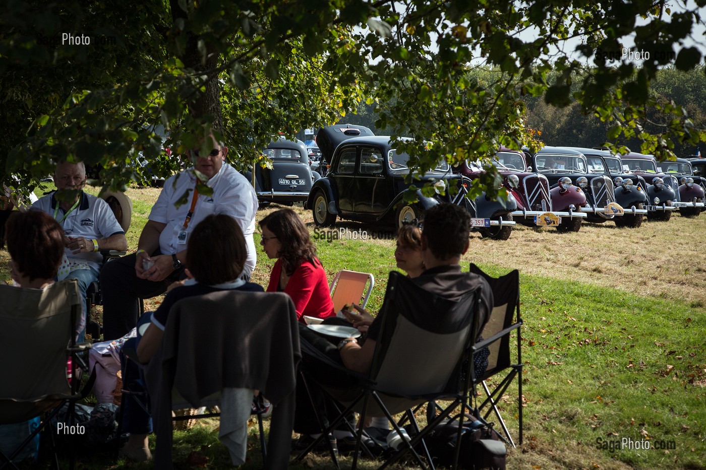 DEJEUNER POUR LES 80 ANS DE LA TRACTION AVANT CITROEN, VOITURE DE LEGENDE DANS LE PARC DU CHATEAU SAINT-SIMON, LA FERTE-VIDAME, EURE-ET-LOIR (28), FRANCE 