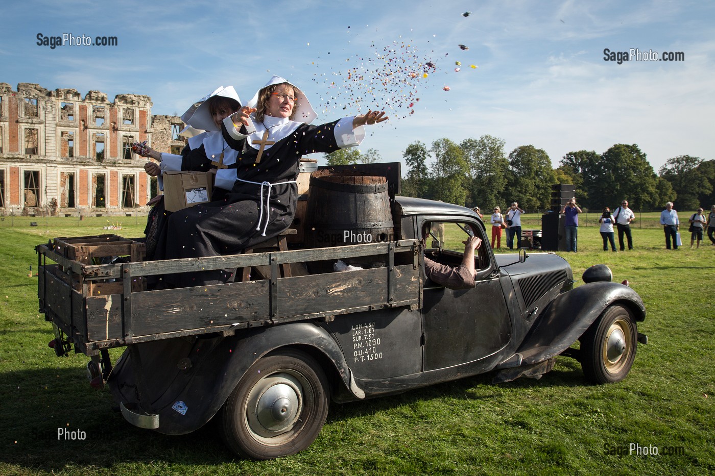 DISTRIBUTION DE BONBONS AVEC LES SOEURS, SPECTACLE VIVANT ET ANIMATION SUR LE THEME DES ANNEES 50 POUR LES 80 ANS DE LA TRACTION, VOITURE DE LEGENDE DANS LE PARC DU CHATEAU SAINT-SIMON, LA FERTE-VIDAME, EURE-ET-LOIR (28), FRANCE 