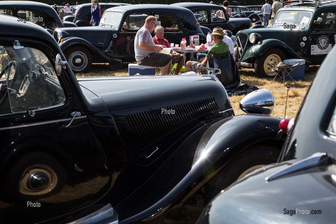 DEJEUNER POUR LES 80 ANS DE LA TRACTION AVANT CITROEN, VOITURE DE LEGENDE DANS LE PARC DU CHATEAU SAINT-SIMON, LA FERTE-VIDAME, EURE-ET-LOIR (28), FRANCE 