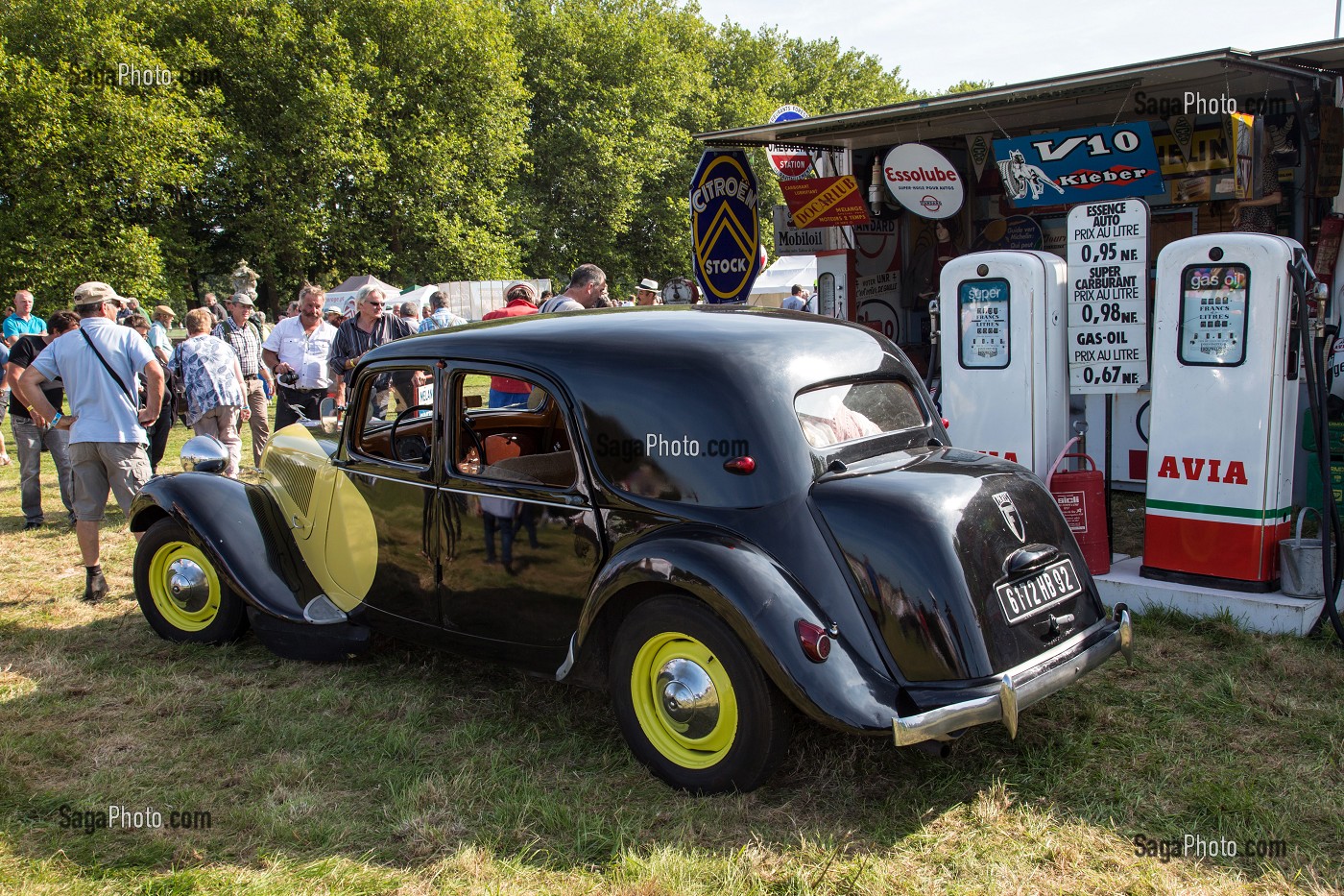 TRACTION DEVANT UNE POMPE A ESSENCE DES ANNEES 50, 80 ANS DE LA TRACTION, VOITURE DE LEGENDE DANS LE PARC DU CHATEAU SAINT-SIMON, LA FERTE-VIDAME, EURE-ET-LOIR (28), FRANCE 