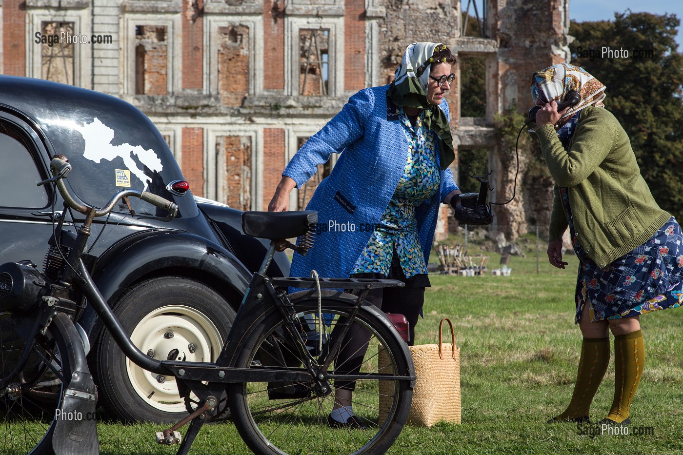 SPECTACLE VIVANT ET ANIMATION SUR LE THEME DES ANNEES 50 POUR LES 80 ANS DE LA TRACTION, VOITURE DE LEGENDE DANS LE PARC DU CHATEAU SAINT-SIMON, LA FERTE-VIDAME, EURE-ET-LOIR (28), FRANCE 