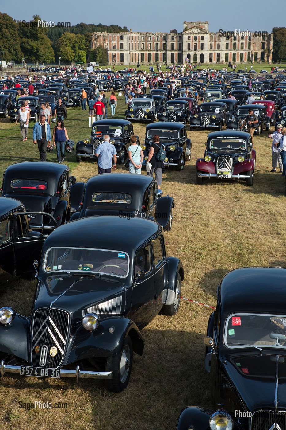 PLUS DE 1000 TRACTIONS AVANT CITROEN REUNIS POUR LES 80 ANS DE LA TRACTION, VOITURE DE LEGENDE DANS LE PARC DU CHATEAU SAINT-SIMON, LA FERTE-VIDAME, EURE-ET-LOIR (28), FRANCE 