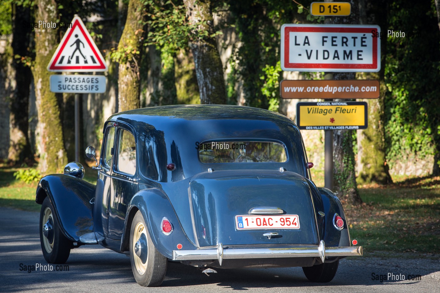 80 ANS DE LA TRACTION AVANT CITROEN, VOITURE DE LEGENDE DANS LE PARC DU CHATEAU SAINT-SIMON, LA FERTE-VIDAME, EURE-ET-LOIR (28), FRANCE 