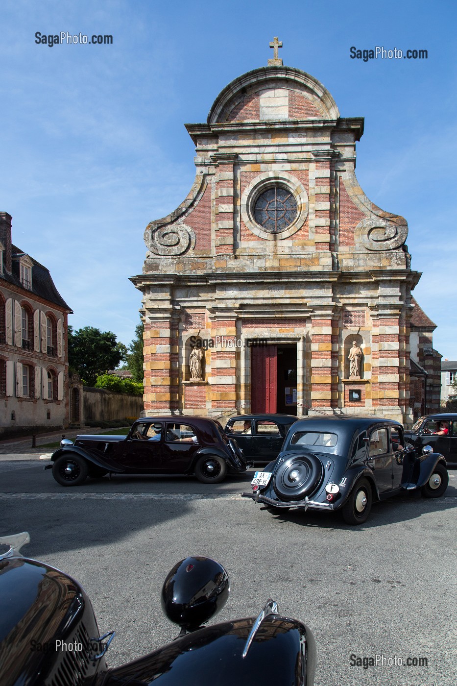 LES TRACTIONS AVANT DEVANT L'EGLISE, 80 ANS DE LA TRACTION, VOITURE DE LEGENDE, LA FERTE-VIDAME, EURE-ET-LOIR (28), FRANCE 