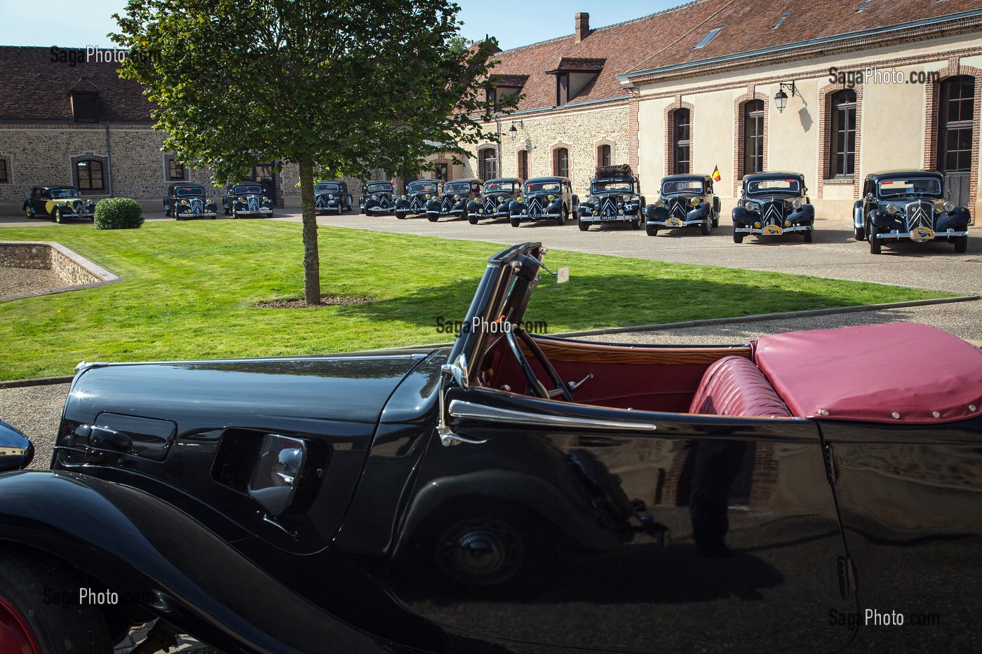 LES TRACTIONS AVANT EN VISITE DANS LE CENTRE D'ESSAI CITROEN, 80 ANS DE LA TRACTION, VOITURE DE LEGENDE, LA FERTE-VIDAME, EURE-ET-LOIR (28), FRANCE 