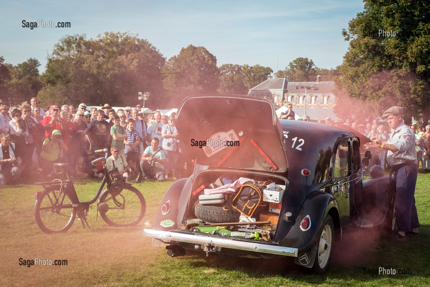 SPECTACLE VIVANT ET ANIMATION SUR LE THEME DES ANNEES 50 POUR LES 80 ANS DE LA TRACTION, VOITURE DE LEGENDE DANS LE PARC DU CHATEAU SAINT-SIMON, LA FERTE-VIDAME, EURE-ET-LOIR (28), FRANCE 