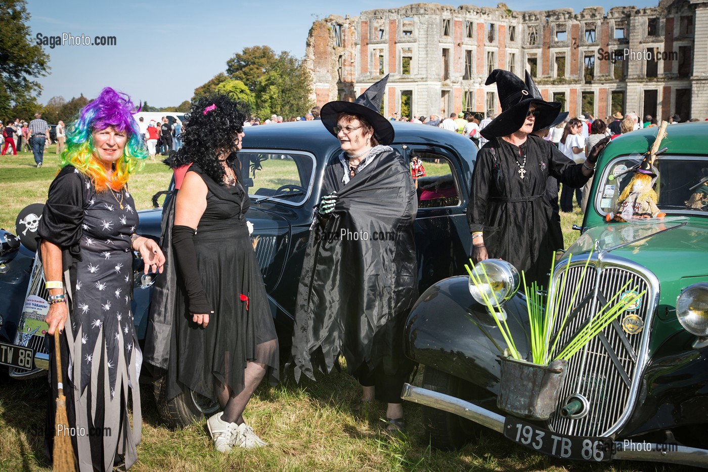 SPECTACLE VIVANT ET ANIMATION SUR LE THEME DES ANNEES 50 POUR LES 80 ANS DE LA TRACTION, VOITURE DE LEGENDE DANS LE PARC DU CHATEAU SAINT-SIMON, LA FERTE-VIDAME, EURE-ET-LOIR (28), FRANCE 